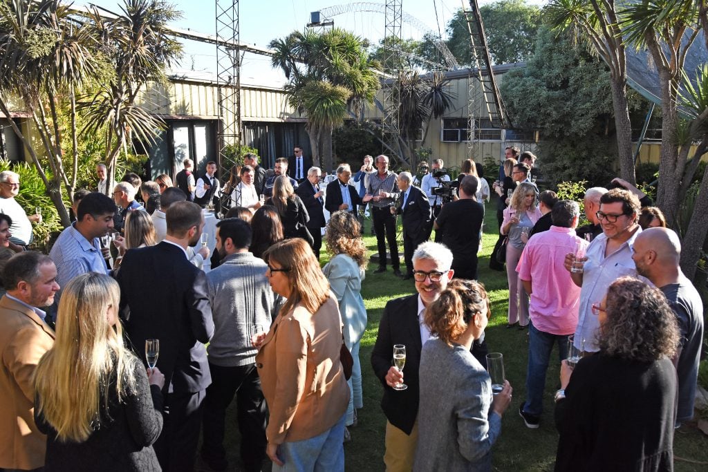 Parte del equipo de LA CAPITAL, LU6, Canal 2 y el Paseo Aldrey durante el brindis de fin de año.