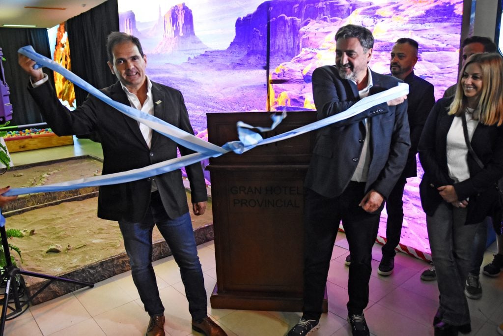 Ezequiel Peña y Bernardo Martín inauguraron formalmente la expo "Viven Dinosaurios".