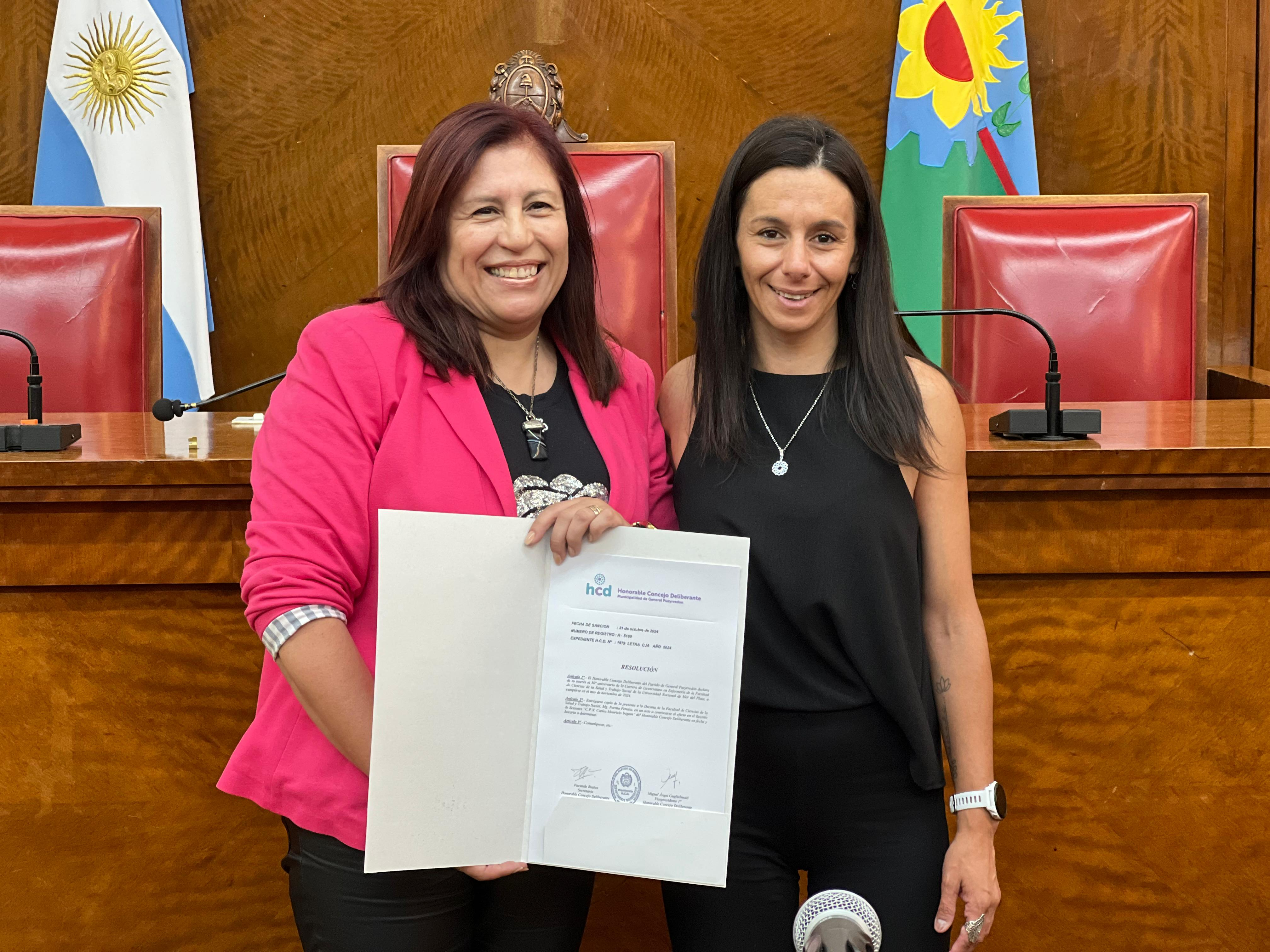 La concejala Eva Ayala, impulsora de la distinción, y la decana de la Facultad de Ciencias de la Salud y Trabajo Social, Norma Peralta.