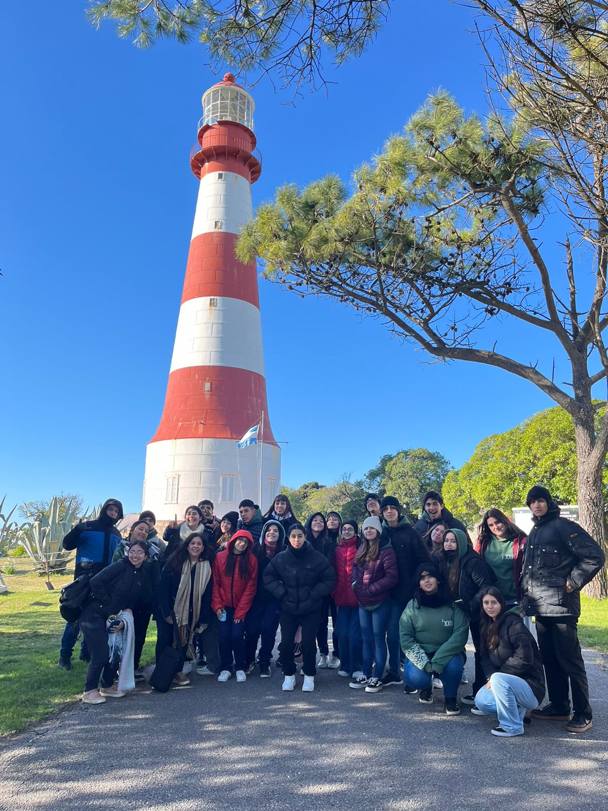 El curso visitó el Faro de la Memoria, “una vivencia –describen las docentes– fuerte para los alumnos y determinante para abordar el período de la dictadura militar en Mar del Plata”. 