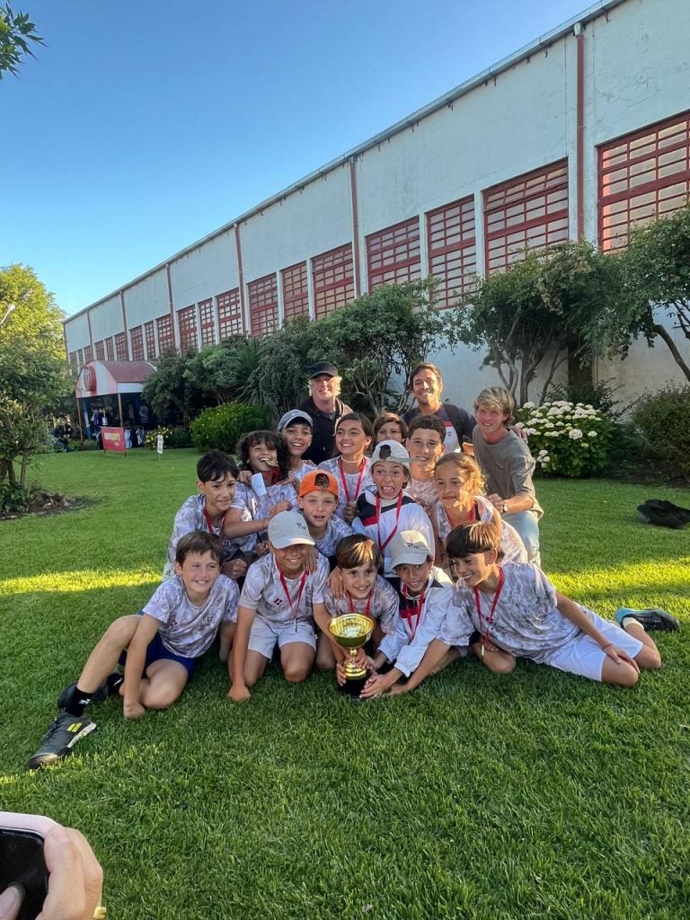 Integrantes del equipo del Club Náutico Mar del Plata, campeón en el Interclubes de menores.