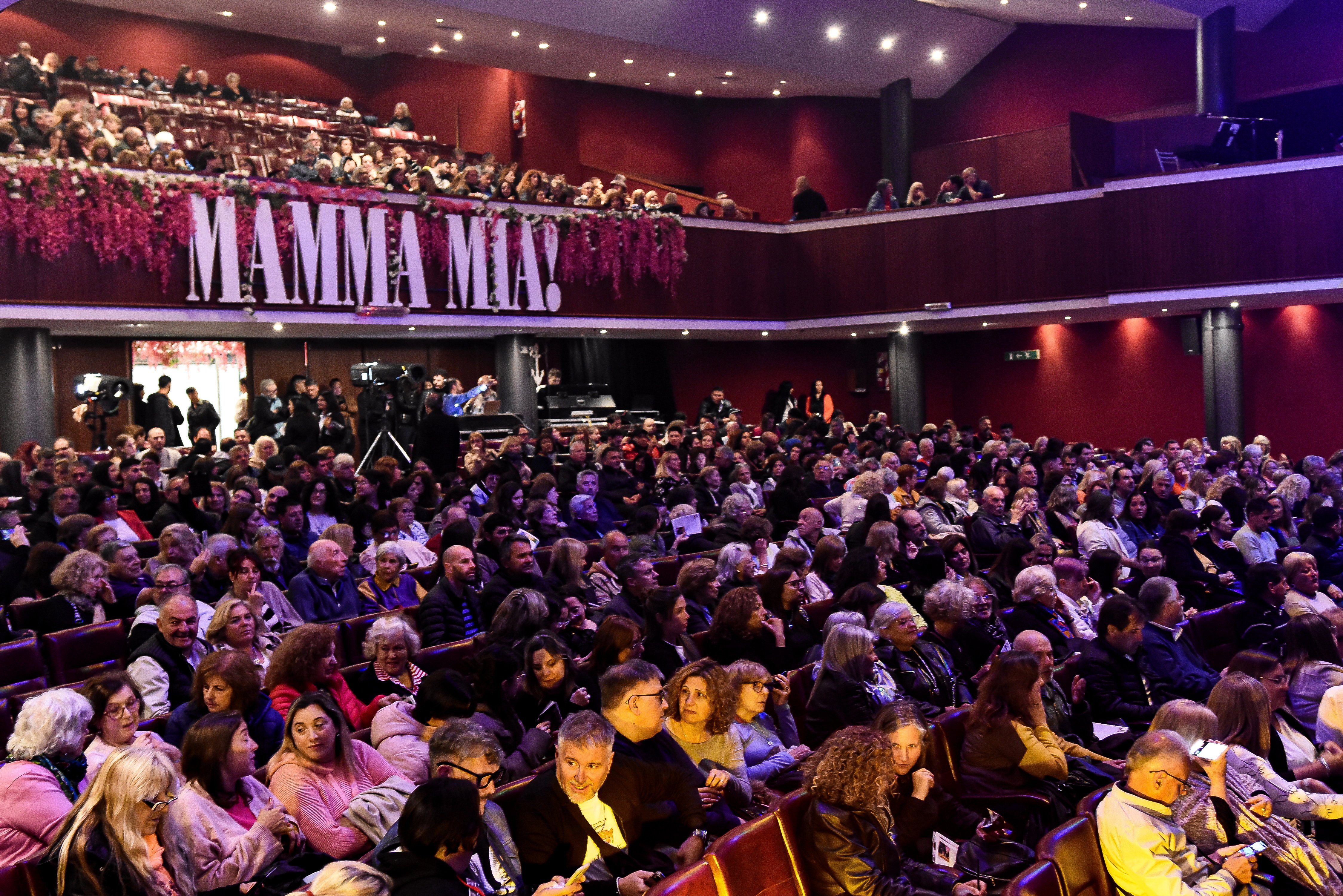 Un Teatro Mar del Plata lleno celebró la llegada del musical "Mamma Mia!".