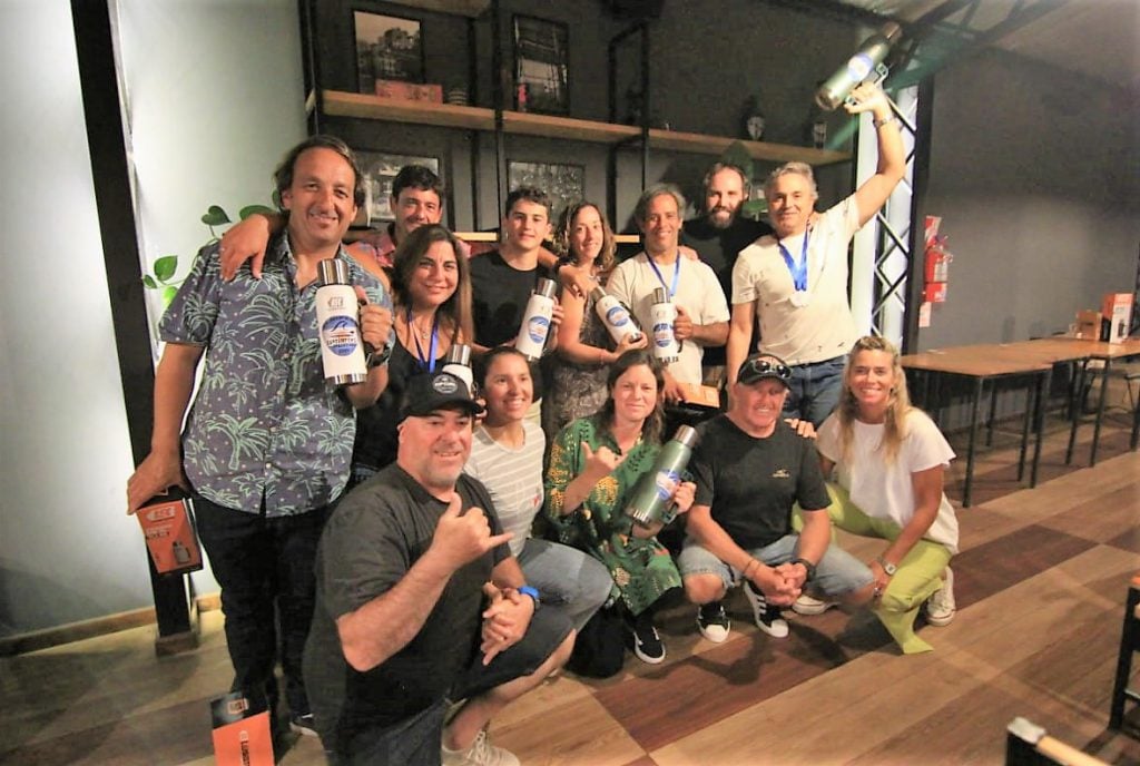 Parte de los campeones del Circuito con miembros de la organización, durante la fiesta de premiación.