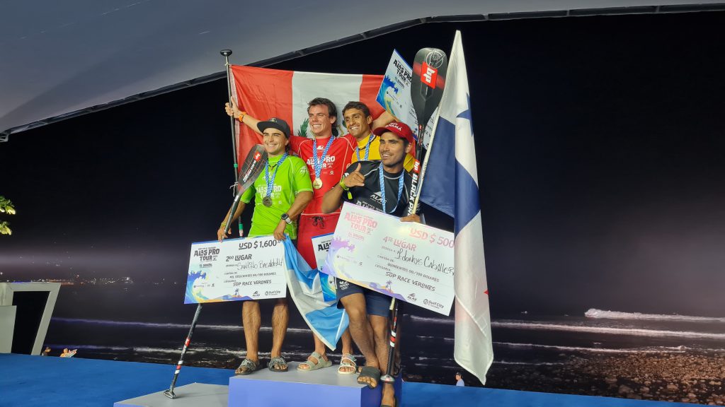 Excelente medalla de bronce para el marplatense Matías Casco (de amarillo) en SUP Race.