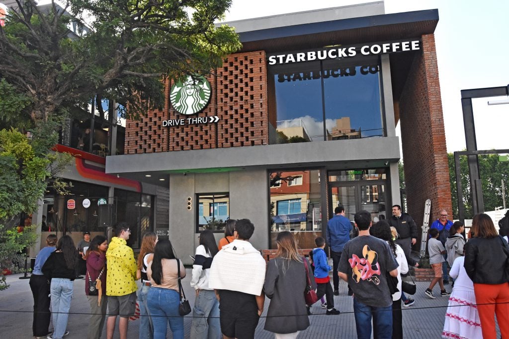 Starbucks cuenta con la modalidad Drive Thru que permite comprar desde el auto. 