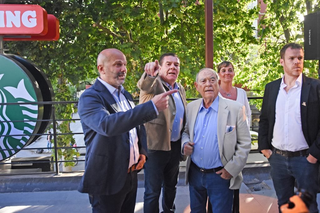 El director de Alsea, Santiago Farinati; el intendente Guillermo Montenegro y el empresario Florencio Aldrey, observan los nuevos locales. 