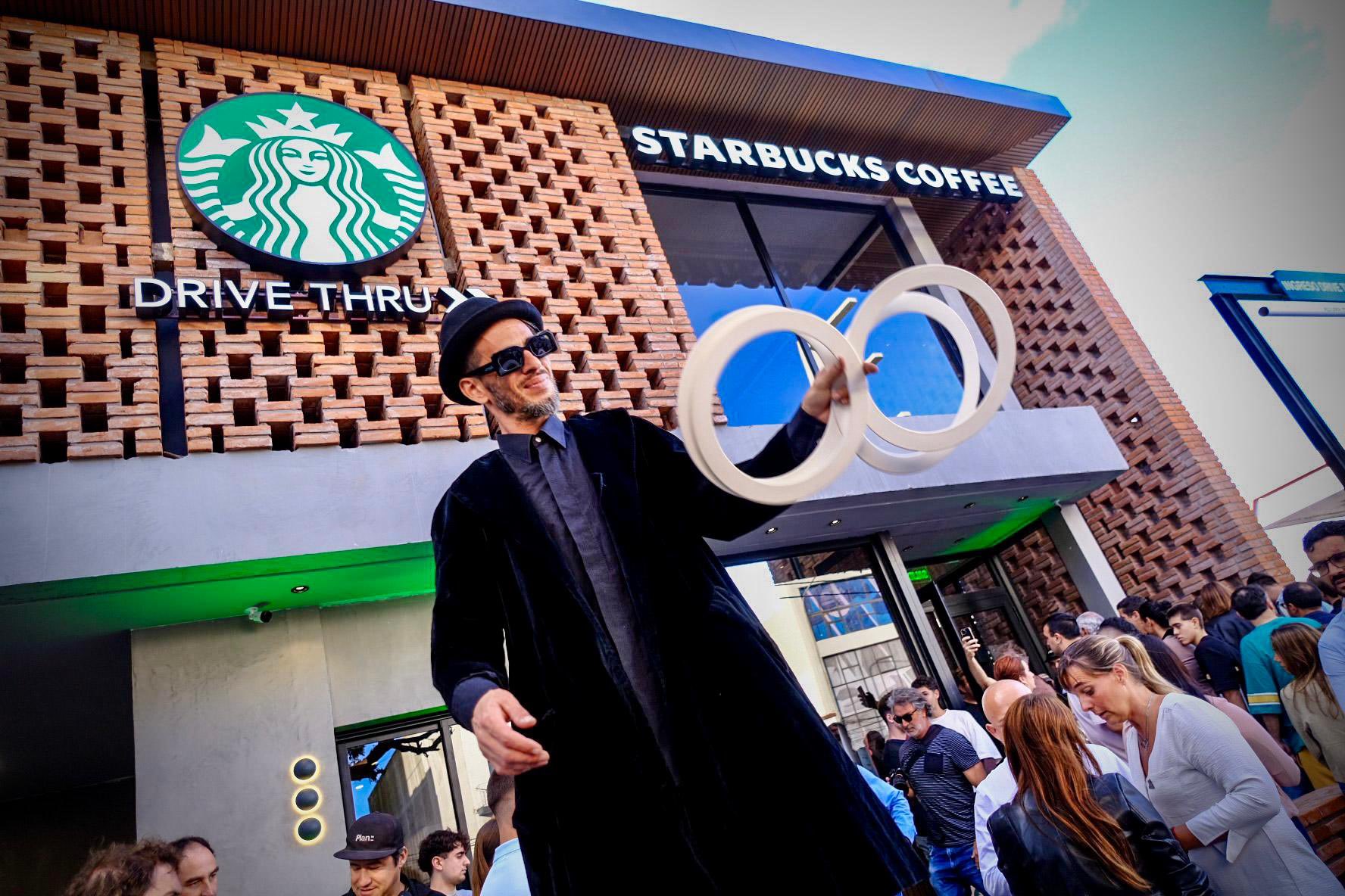 La inauguración de Sturbucks. "Desalambramos Mar del Plata", dijo Montenegro. 