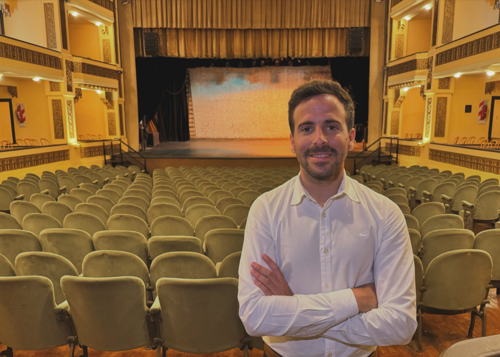 Francisco Taverna, director de Cultura de General Pueyrredon, en el Teatro Municipal Colón. 