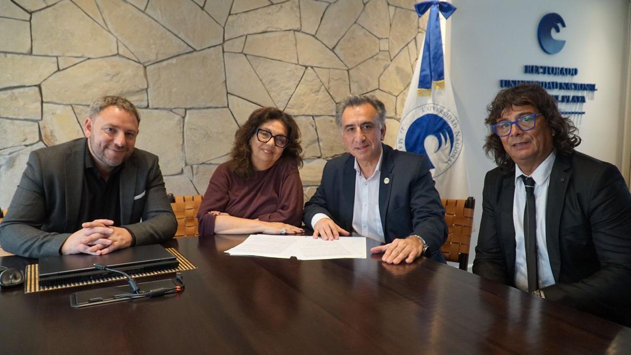 Alejandro Arcamone, Silvia Beardo, Alejandro Yapuncic y Julio Orono durante la presentación del convenio.