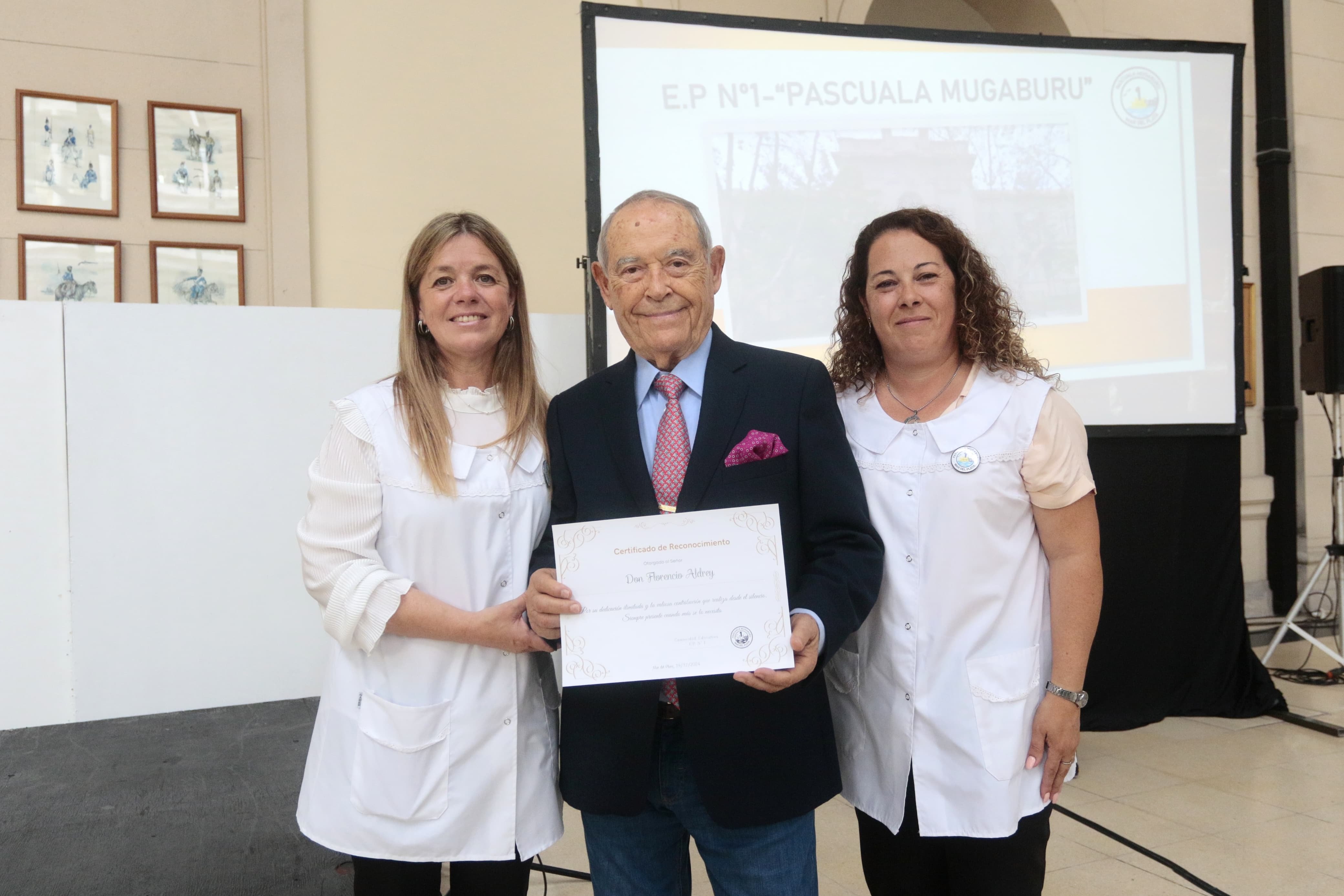 Florencio Aldrey, junto a la directora María Eugenia Domínguez y la vicedirectora Karen Millán. 