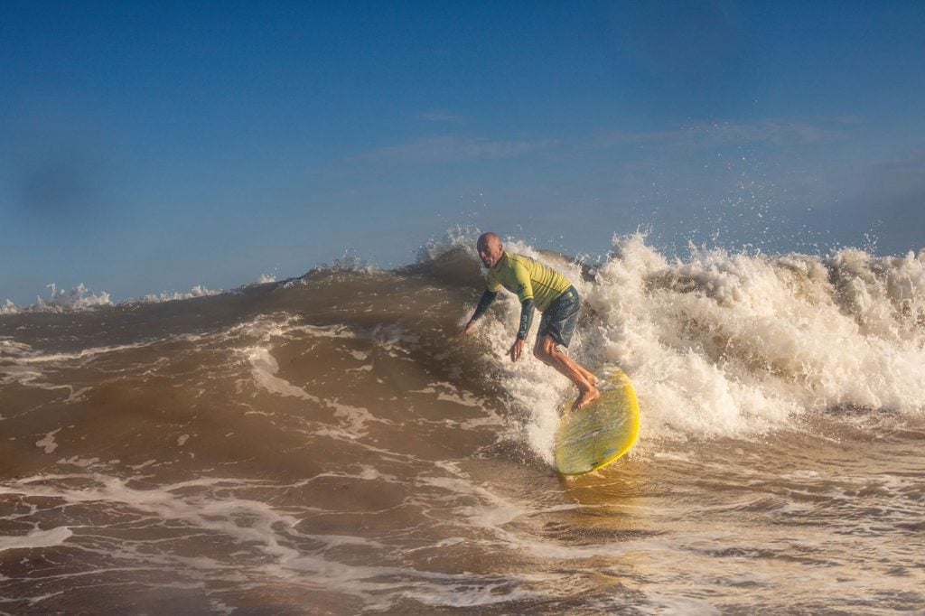 Fernando Aguerre, el padre del surf olímpico, brilló a los 66 años y ganó en categoría Legend.