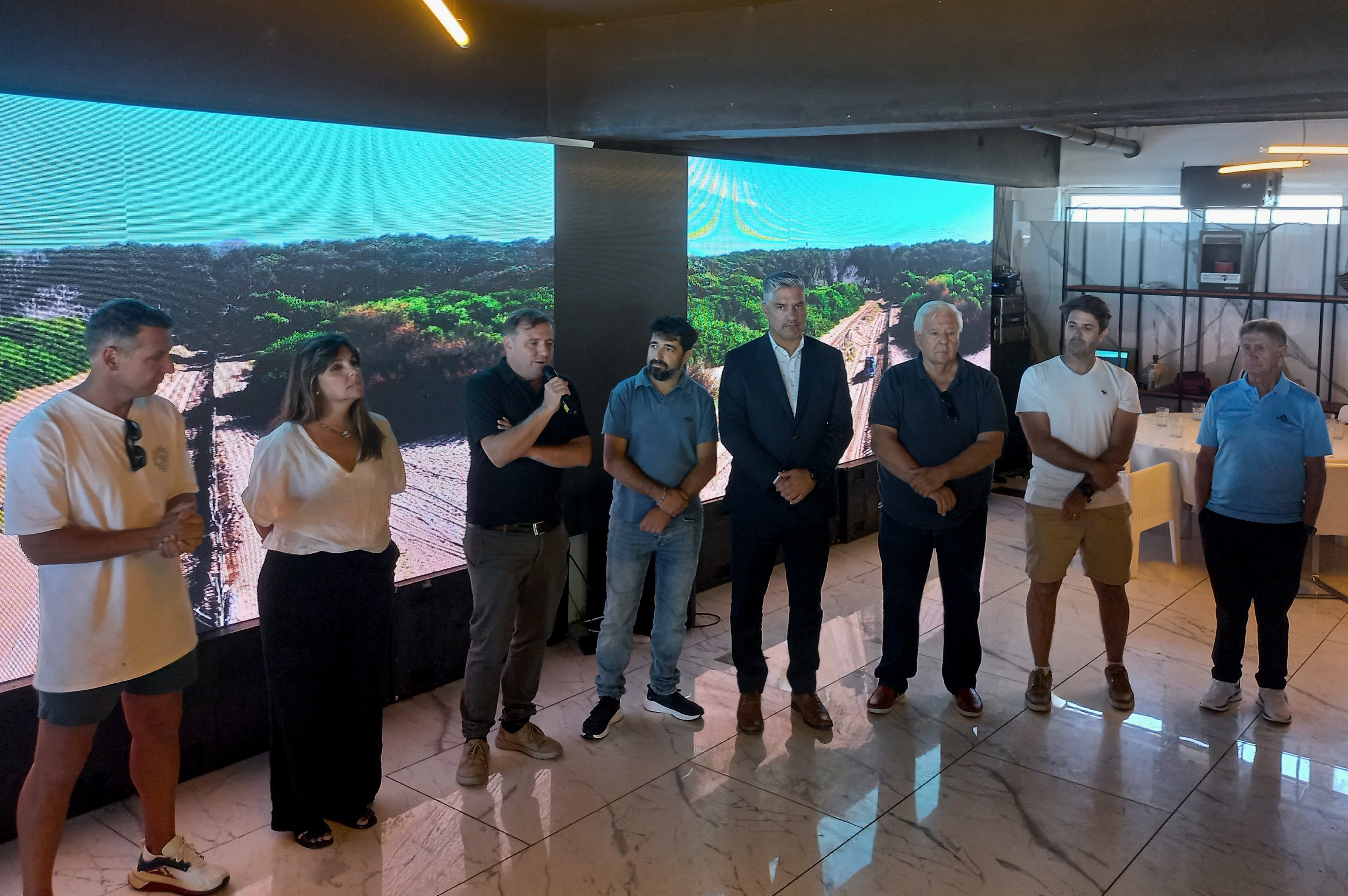 Fernando Maraude (micrófono en mano), junto a la subsecretaria de Turismo bonaerense, Soledad Martínez, en el lanzamiento de la temporada de Punta Mogotes. 