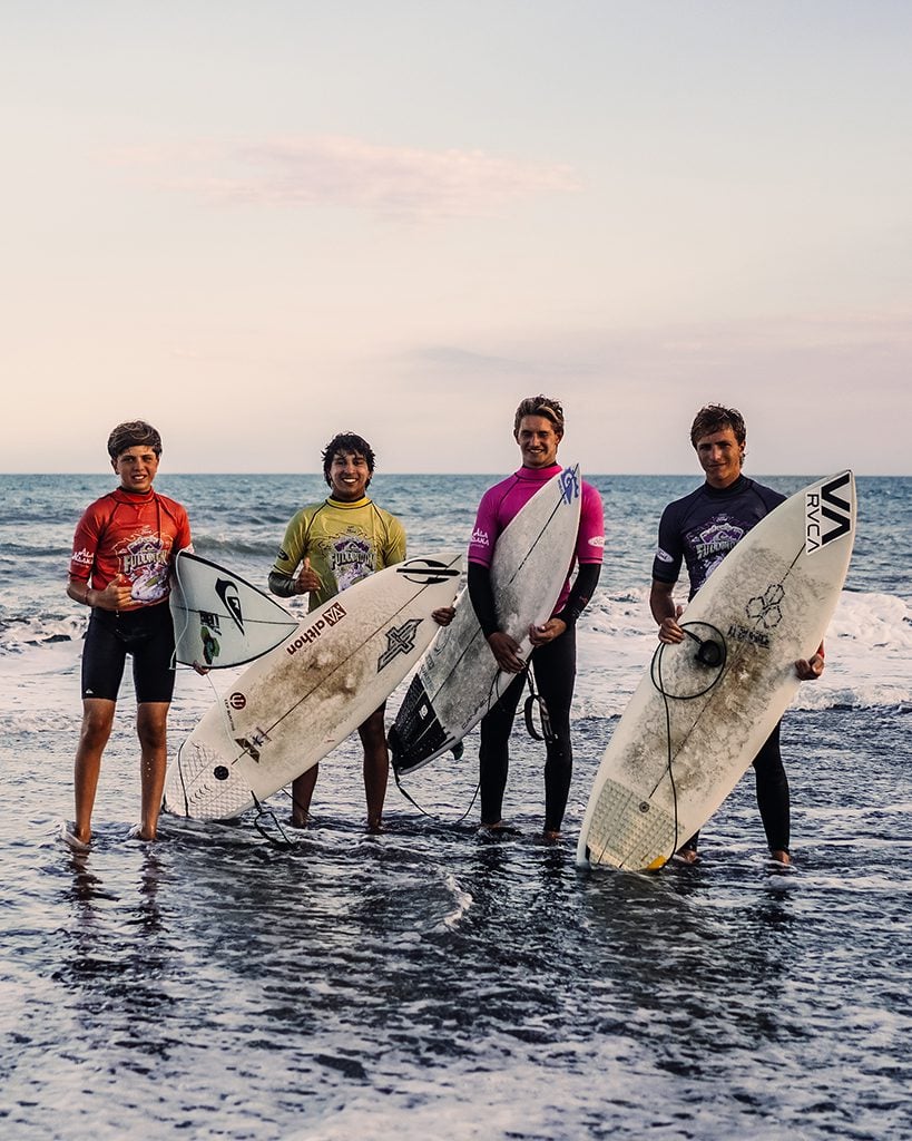 Los Juniors a punto de entrar al agua. El futuro del surf.