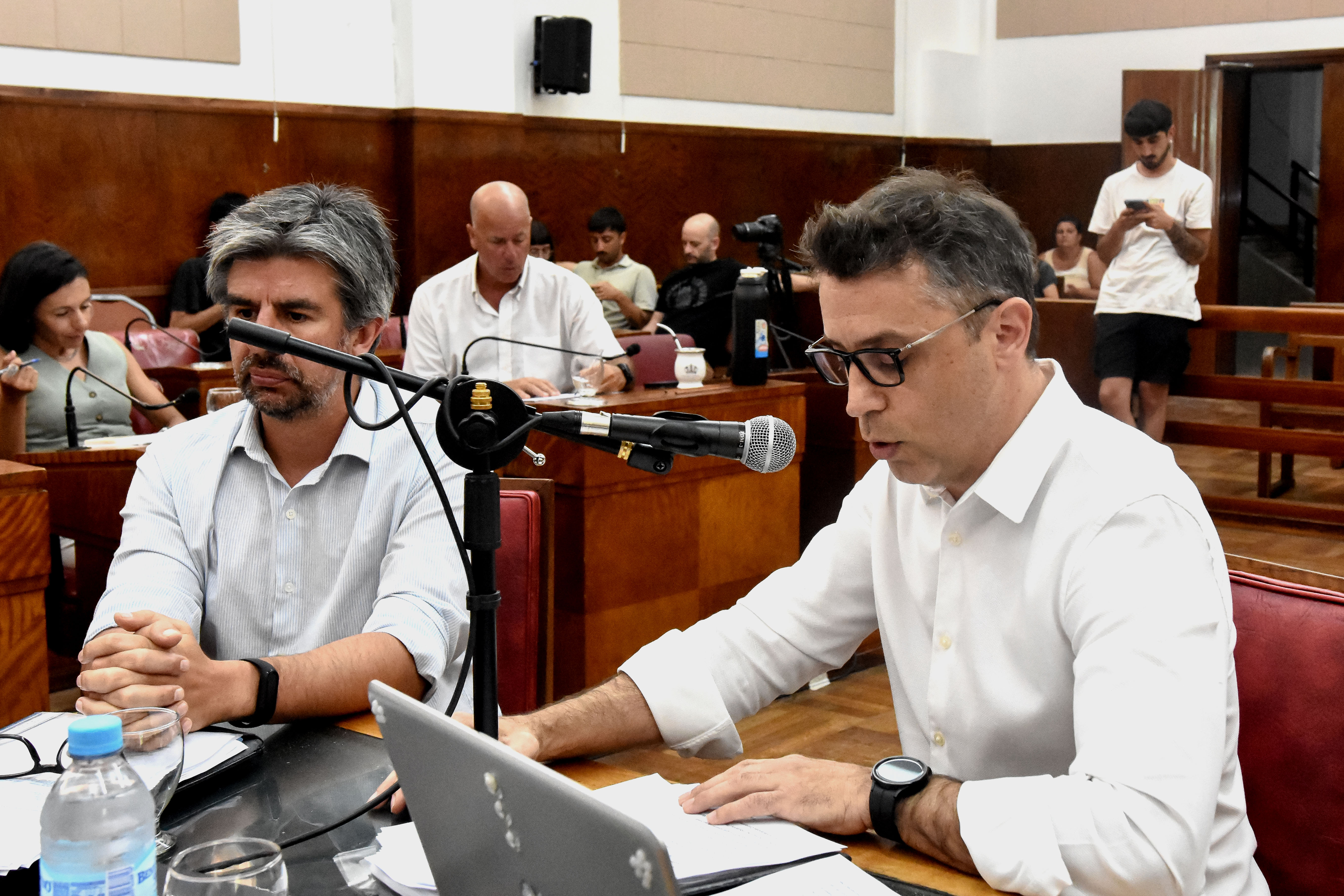 El secretario de Legal, Técnica y Hacienda, Mauro Martinelli, en la presentación del presupuesto en el Concejo. 