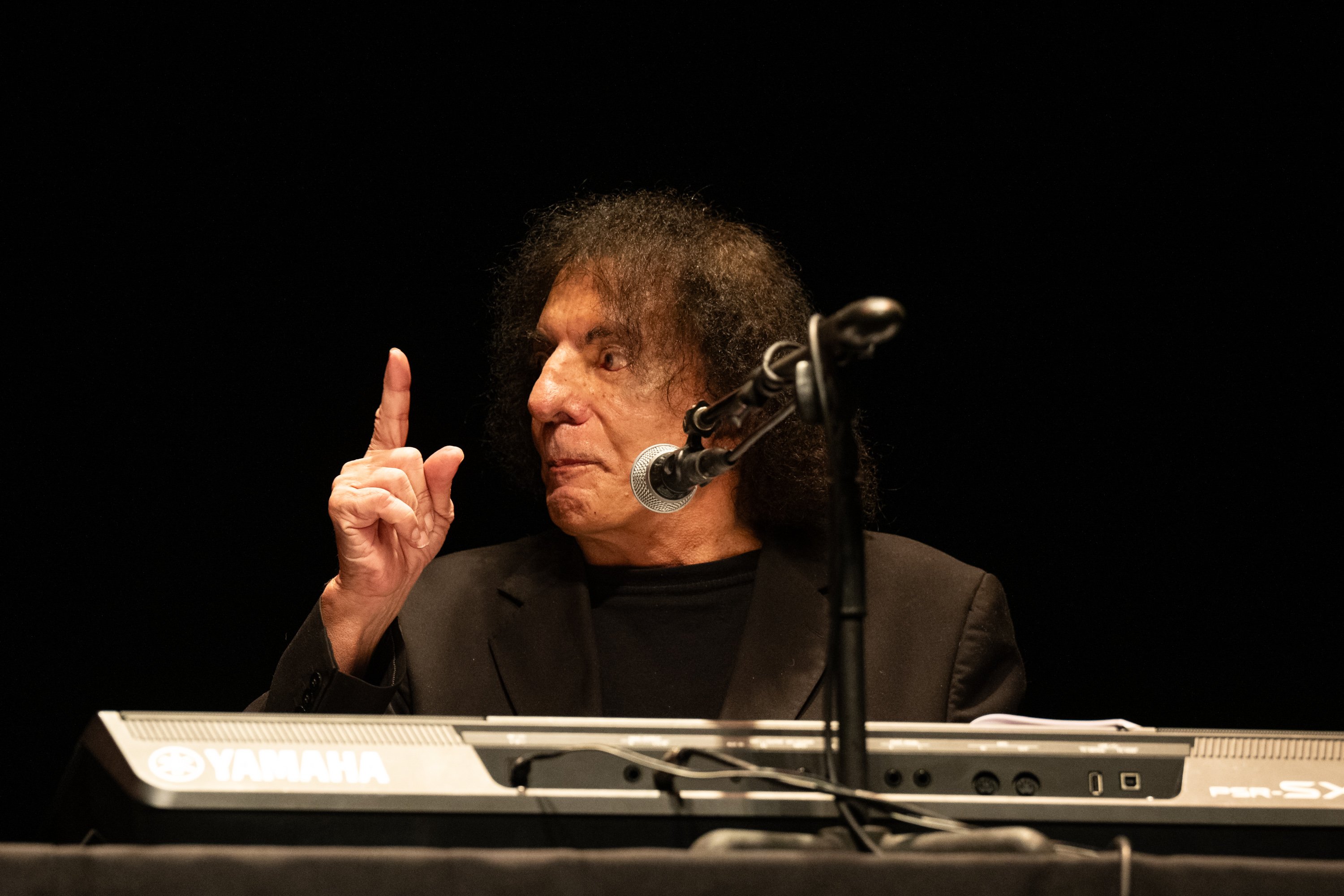 Alejandro Dolina, durante el espectáculo "La conversación infinita". Foto: @irishsuarez