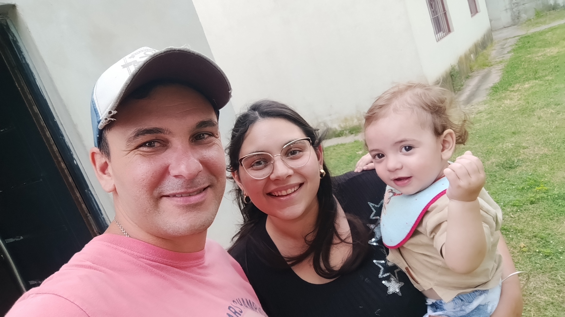 Álvaro en brazos de su mamá, Sofía, feliz junto a Leandro.