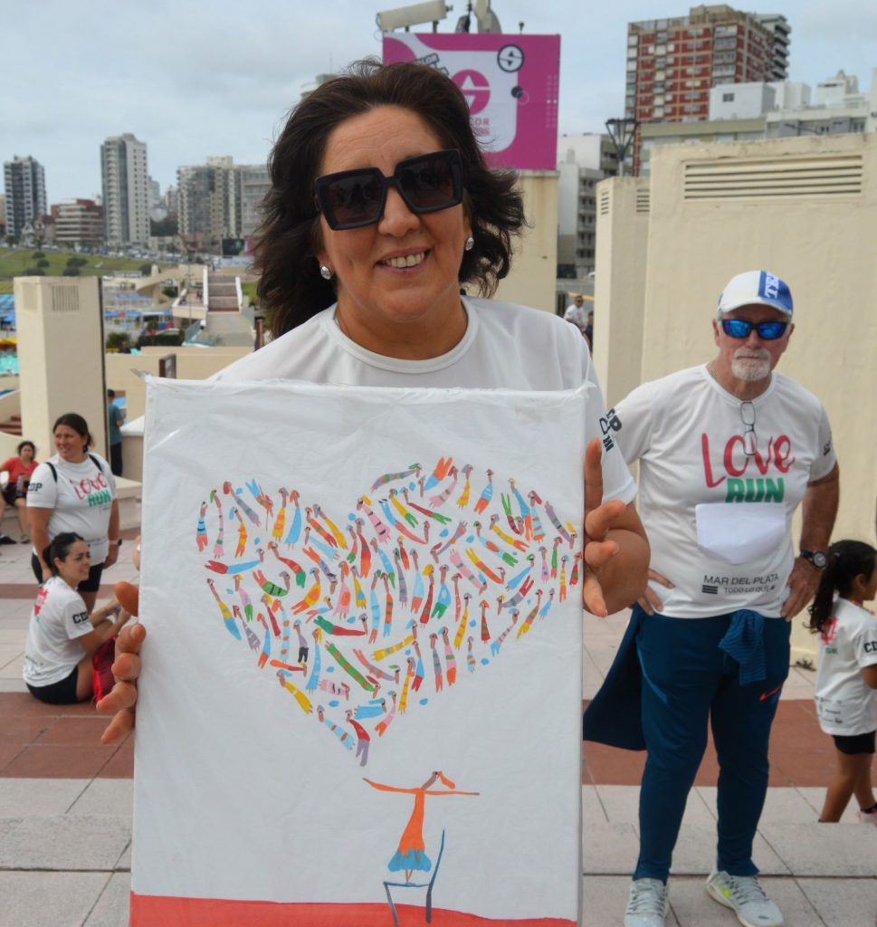 Guillermina Graciano, presidenta de la ONG, con el cuadro dedicado por Felipe Giménez.