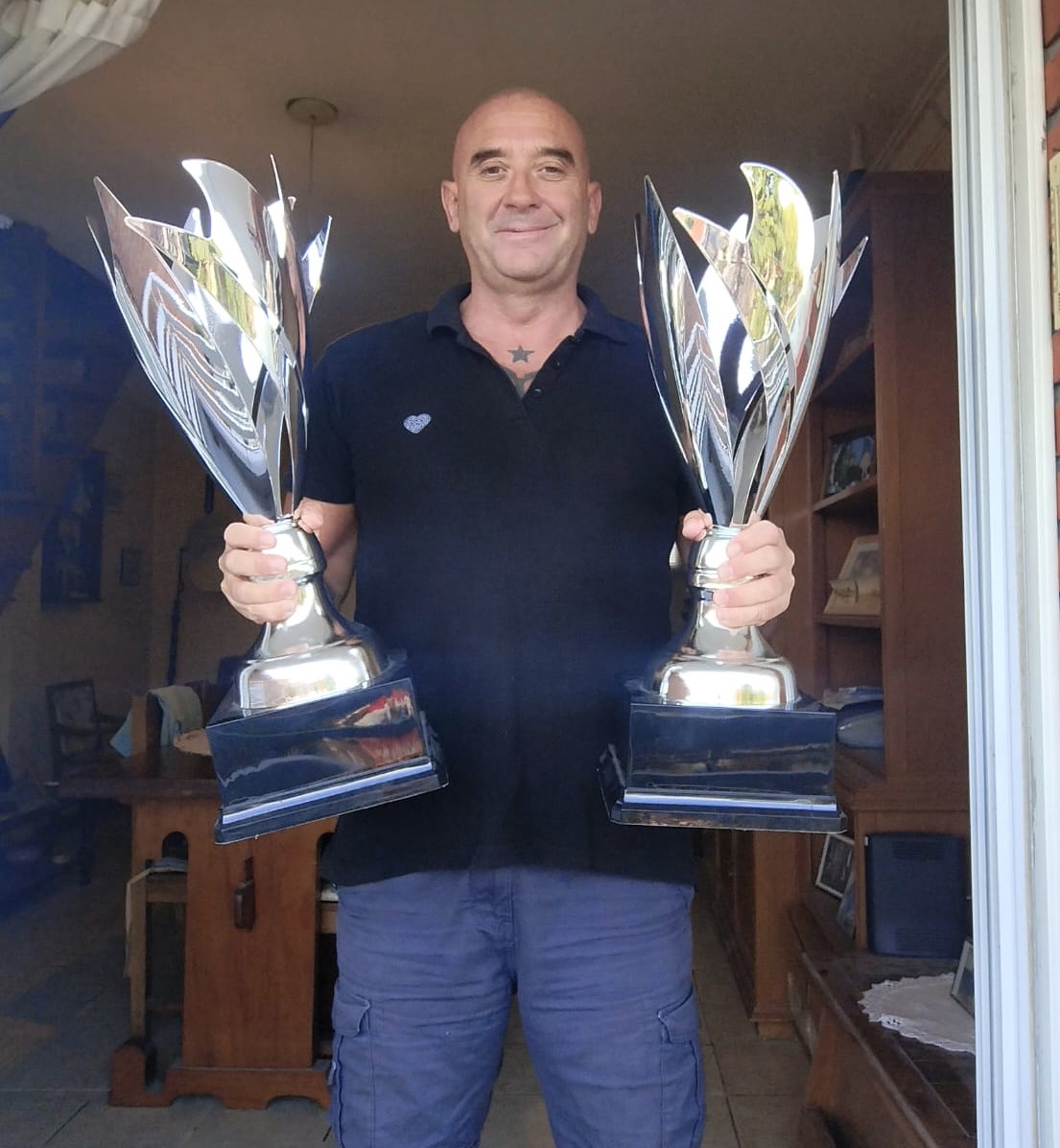 El organizador, Martín Moreno, con los trofeos para los dos ganadores de la clasificación general.