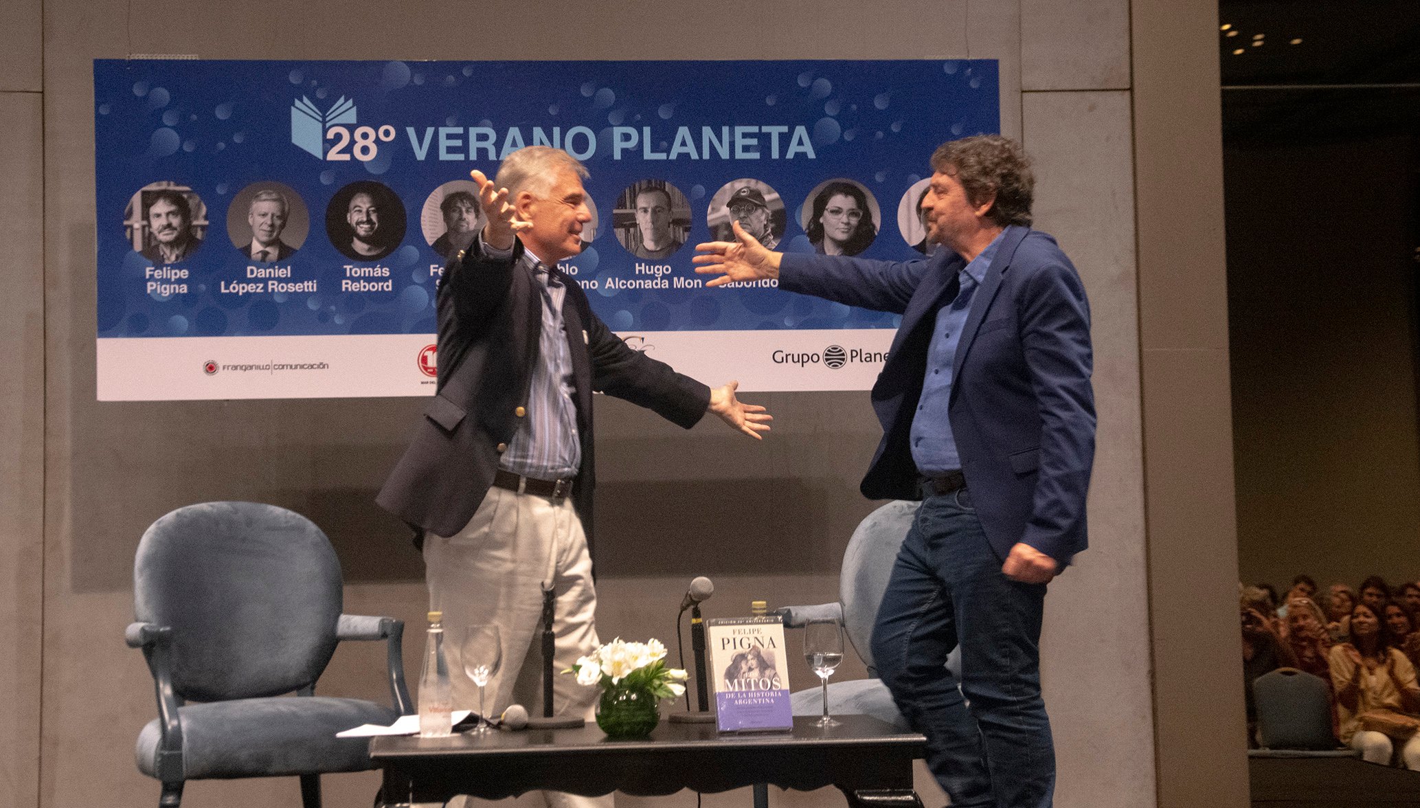 Nino Ramella y Felipe Pigna, el pasado miércoles 8, en el primer encuentro del ciclo Verano Planeta 2025. / Foto: Franganillo Comunicación. 