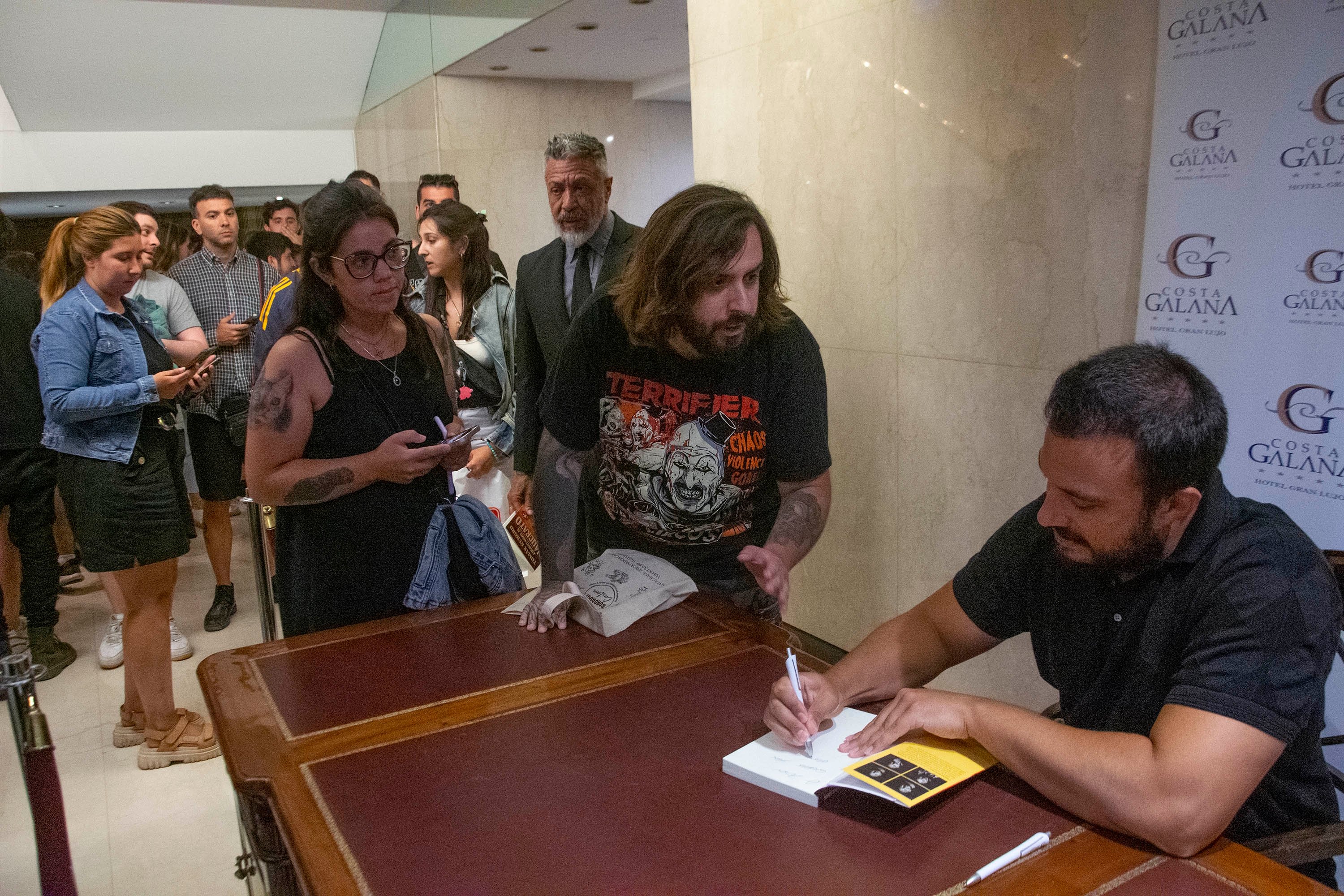 Tomás Rebord en un momento de la firma de libros.