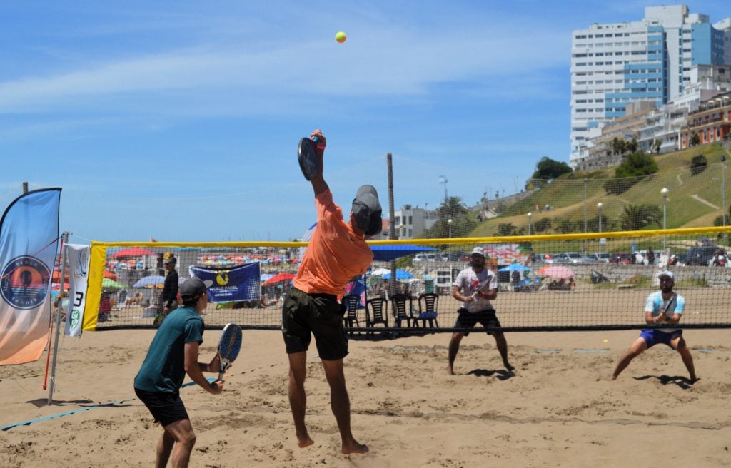 Toda la espectacularidad de un smash en el beach tennis. El deporte causó un impacto significativo con el Torneo Nacional.