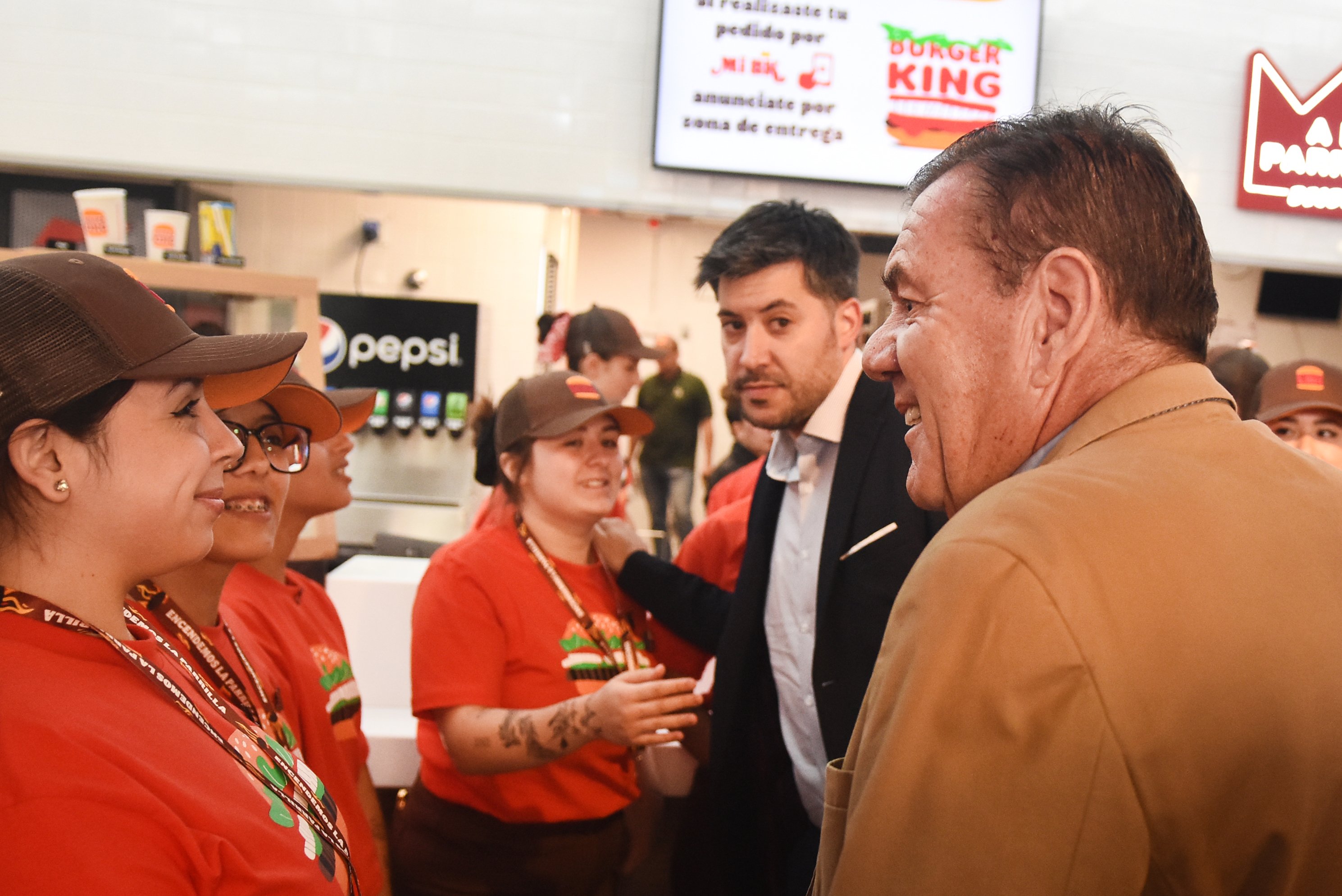 Montenegro y Emiliano Recalt, de La Libertad Avanza, saludan a empleados de Starbucks en la inauguración del local de esa cadena internacional. El intendente tiene afinidad ideológica y mantiene un buen vínculo con el Gobierno nacional. 