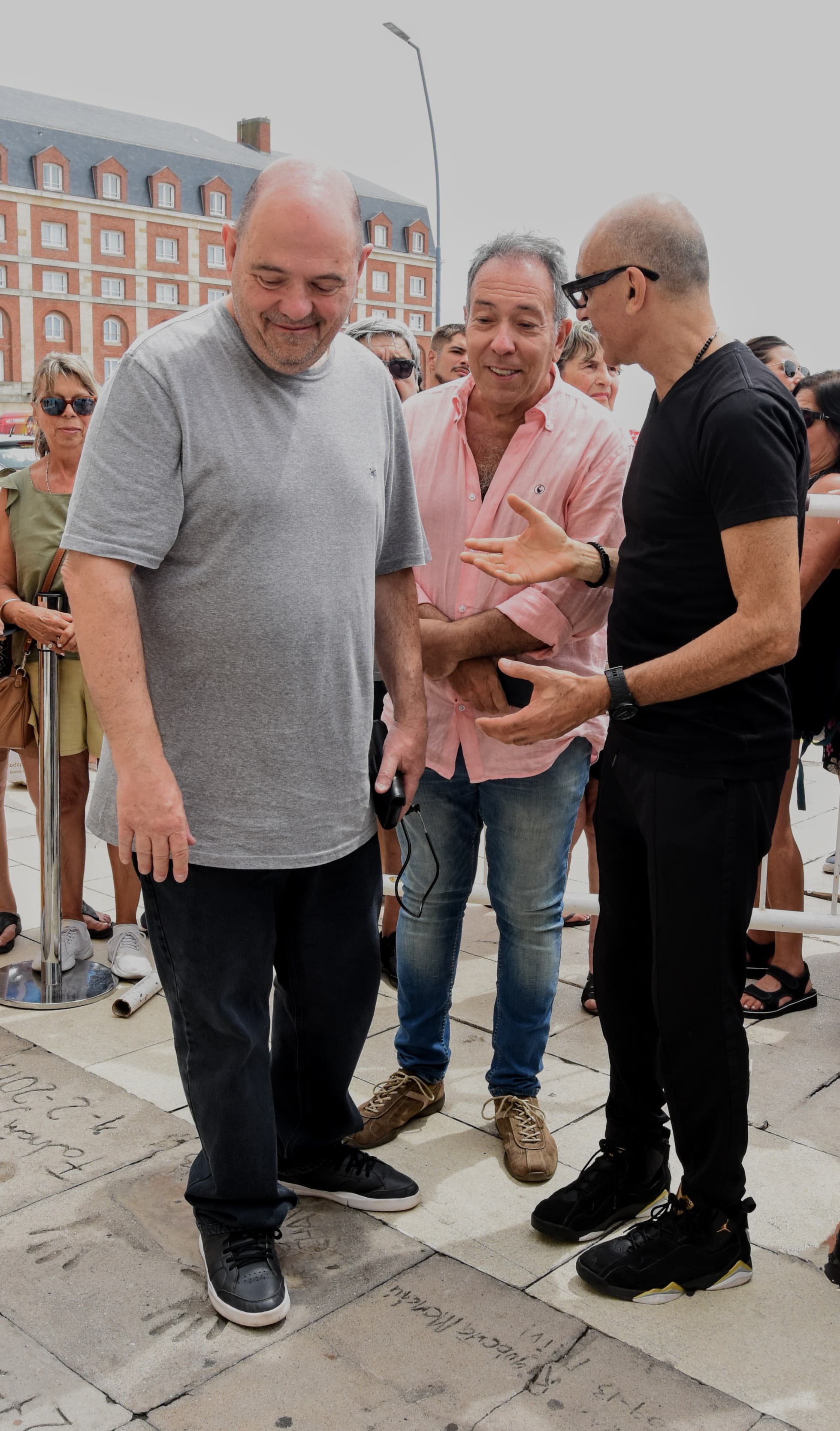 El productor teatral Carlos Rottemberg y el actor Mauricio Dayub, junto con el agente de prensa Alejandro Veroutis.