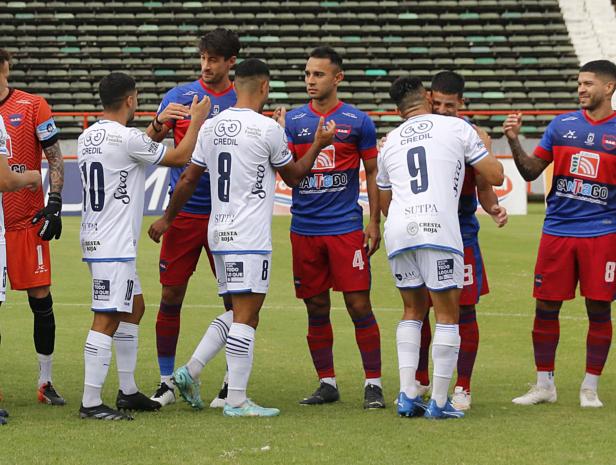El saludo entre Broggi y Jaurena. Uno viene y el otro se va. Ese día el lateral jugó un gran partido en el Minella. Foto: Diego Berrutti / prensa Alvarado