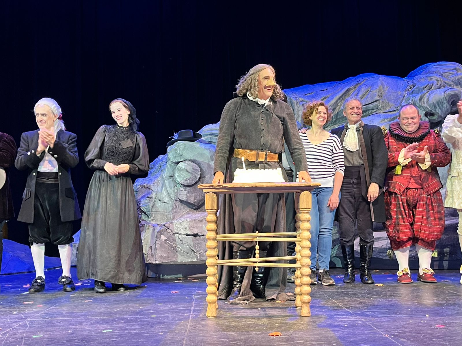 Goity junto a los actores y actrices, tras finalizar la función especial.