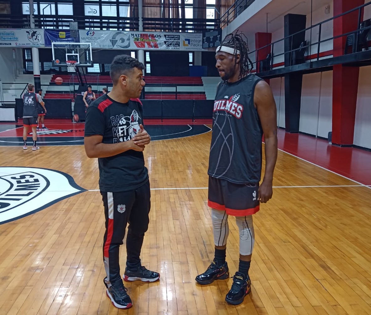 Tirrell Brown dialoga con el DT Ezequiel Santiago Medina. Quilmes se prepara con muchas ilusiones para el Clausura de la Liga Argentina.