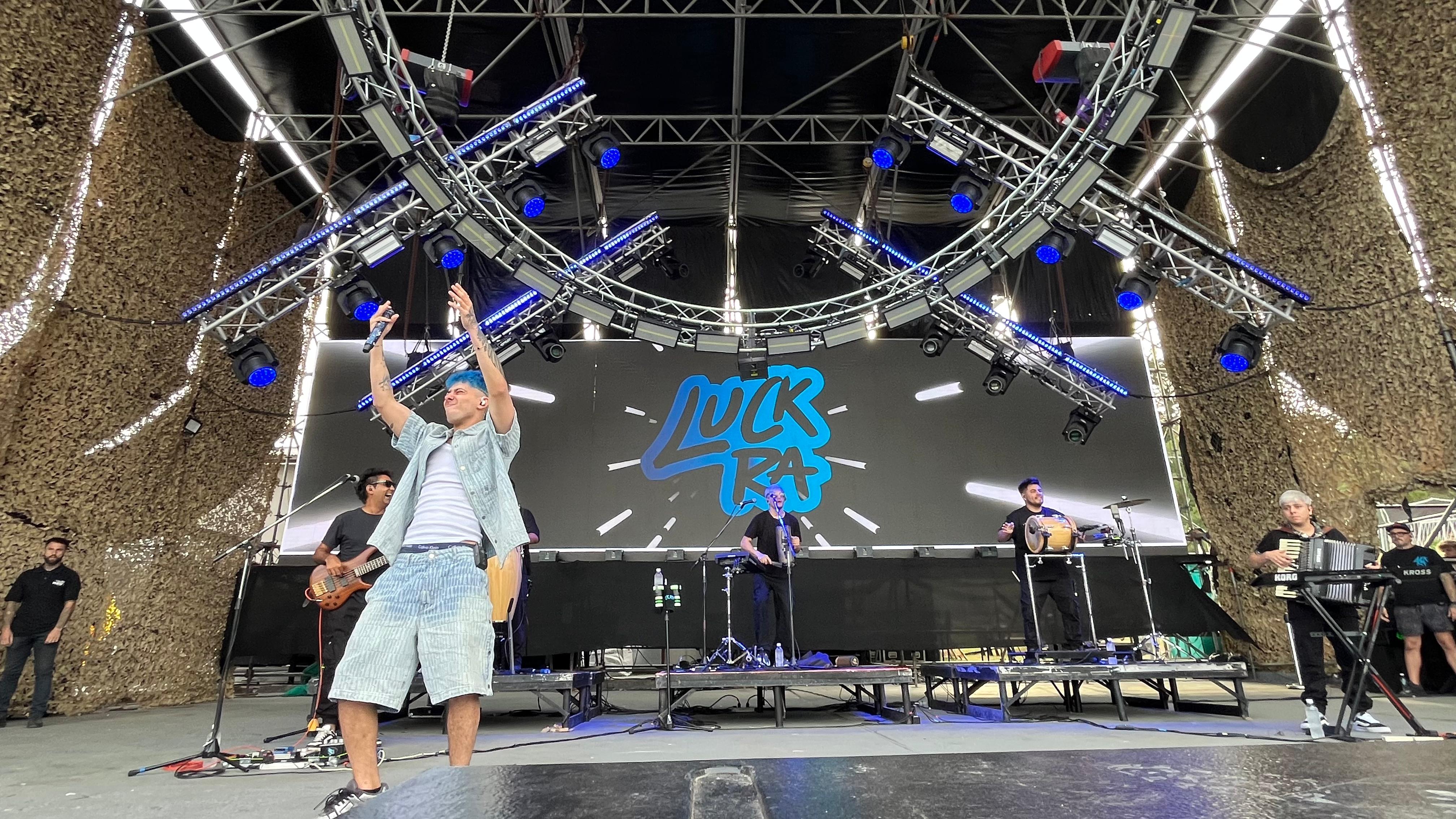 En el escenario, Luck-Ra abrió la tarde con la energía de siempre.