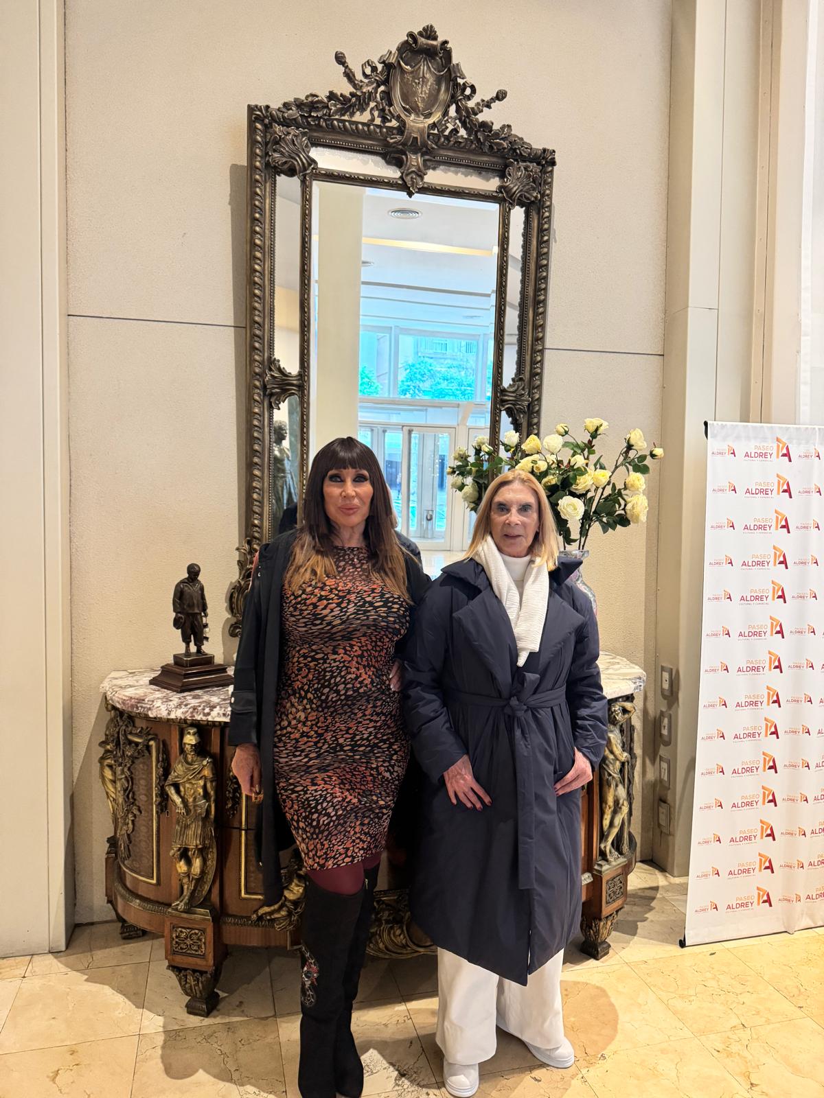 En el Hermitage Hotel, las actrices Moria Casán y Graciela Dufau celebraron el éxito de una obra como "Brujas" que les permitió reencontrarse y festejar la amistad de tantos años de trabajo.