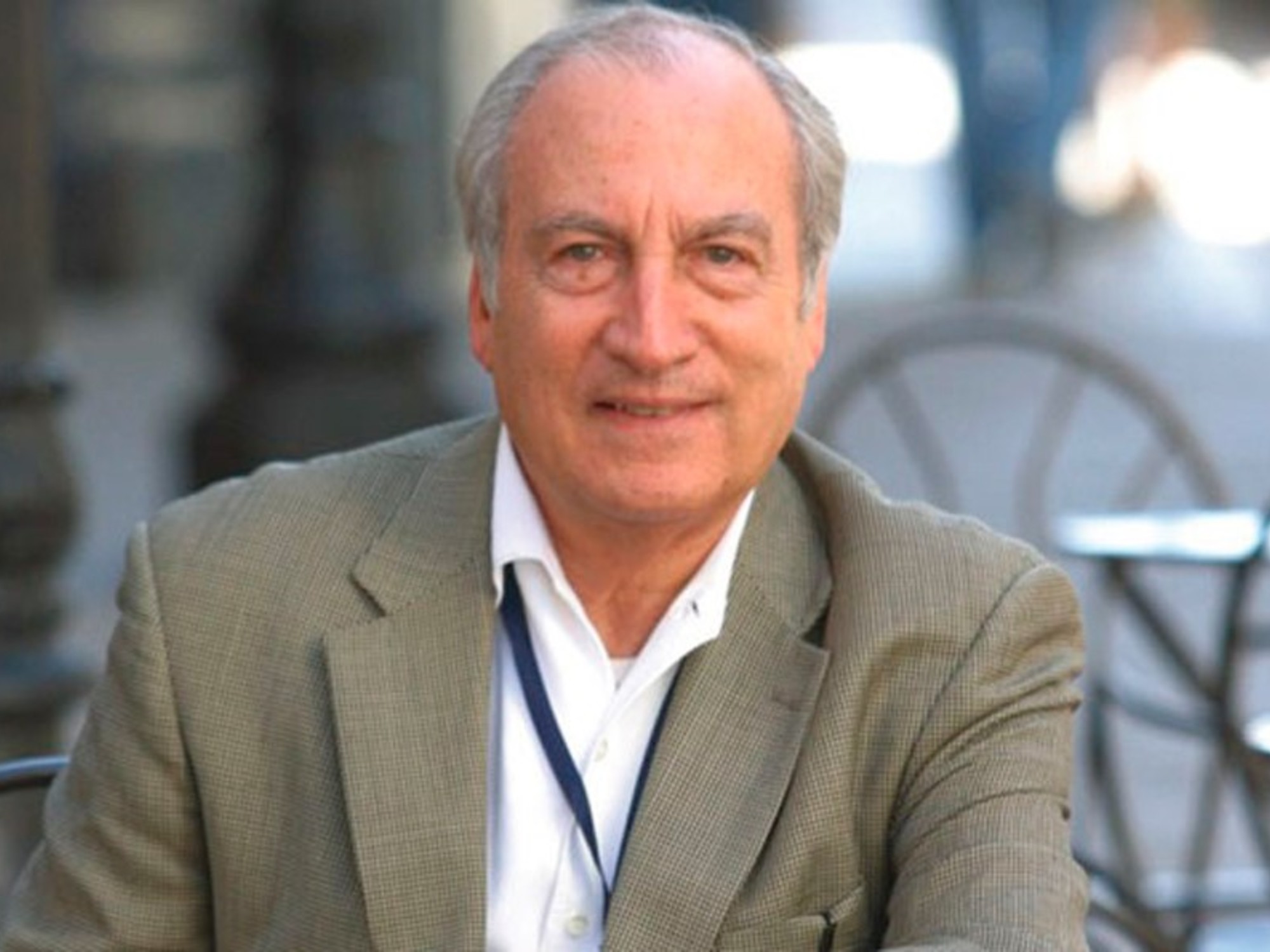 Tomás Eloy Martínez (1934-2010) publicó, entre numerosas obras, "La novela de Perón", "Santa Evita", "El vuelo de la reina" y Lugar común la muerte".