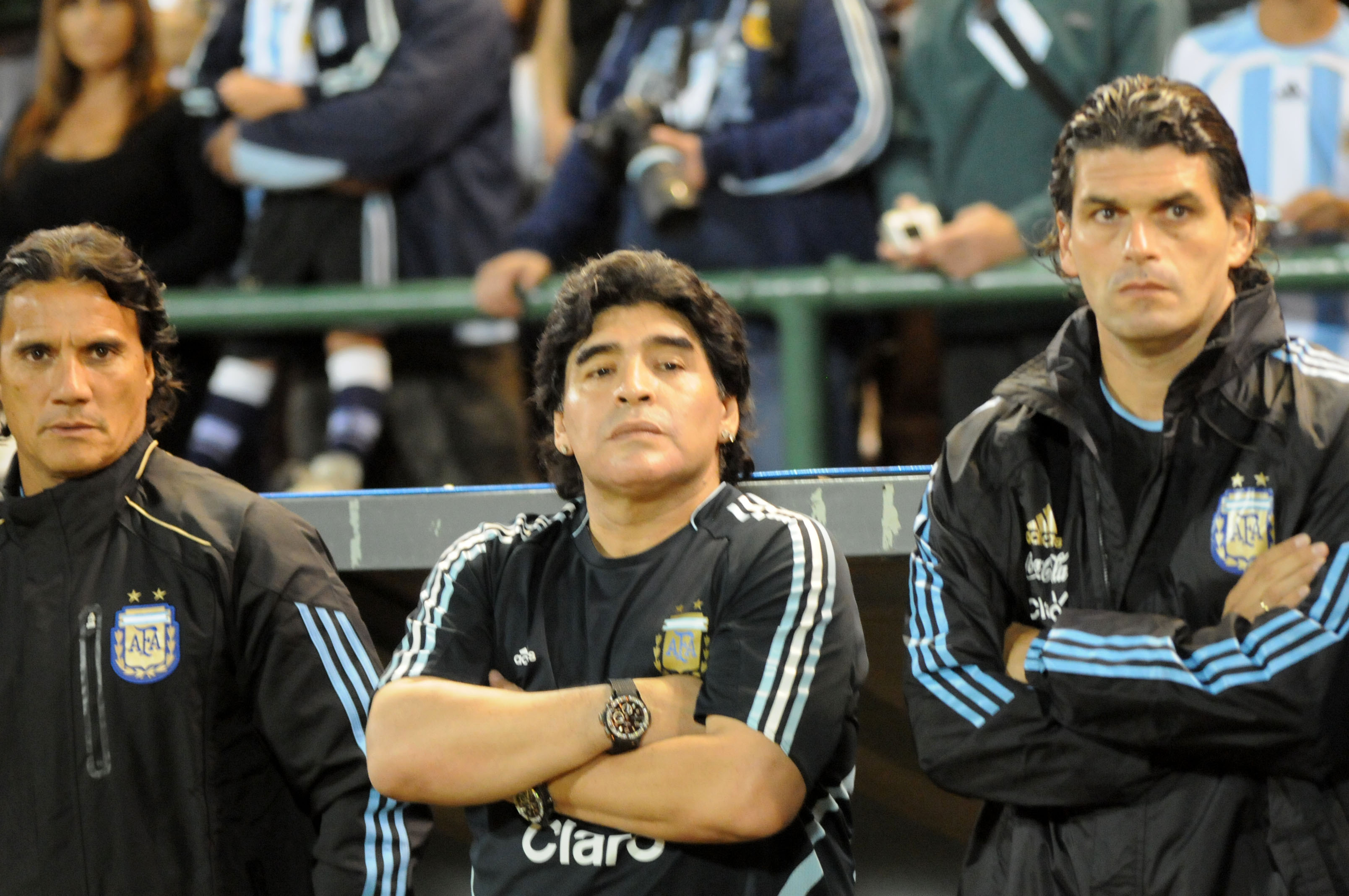 Alejandro Mancuso en épocas en las que era parte del Cuerpo Técnico de la Selección Argentina, junto a Diego Maradona y Héctor Enrique, durante un partido disputado contra Jamaica en el estadio José María Minella de Mar del Plata.