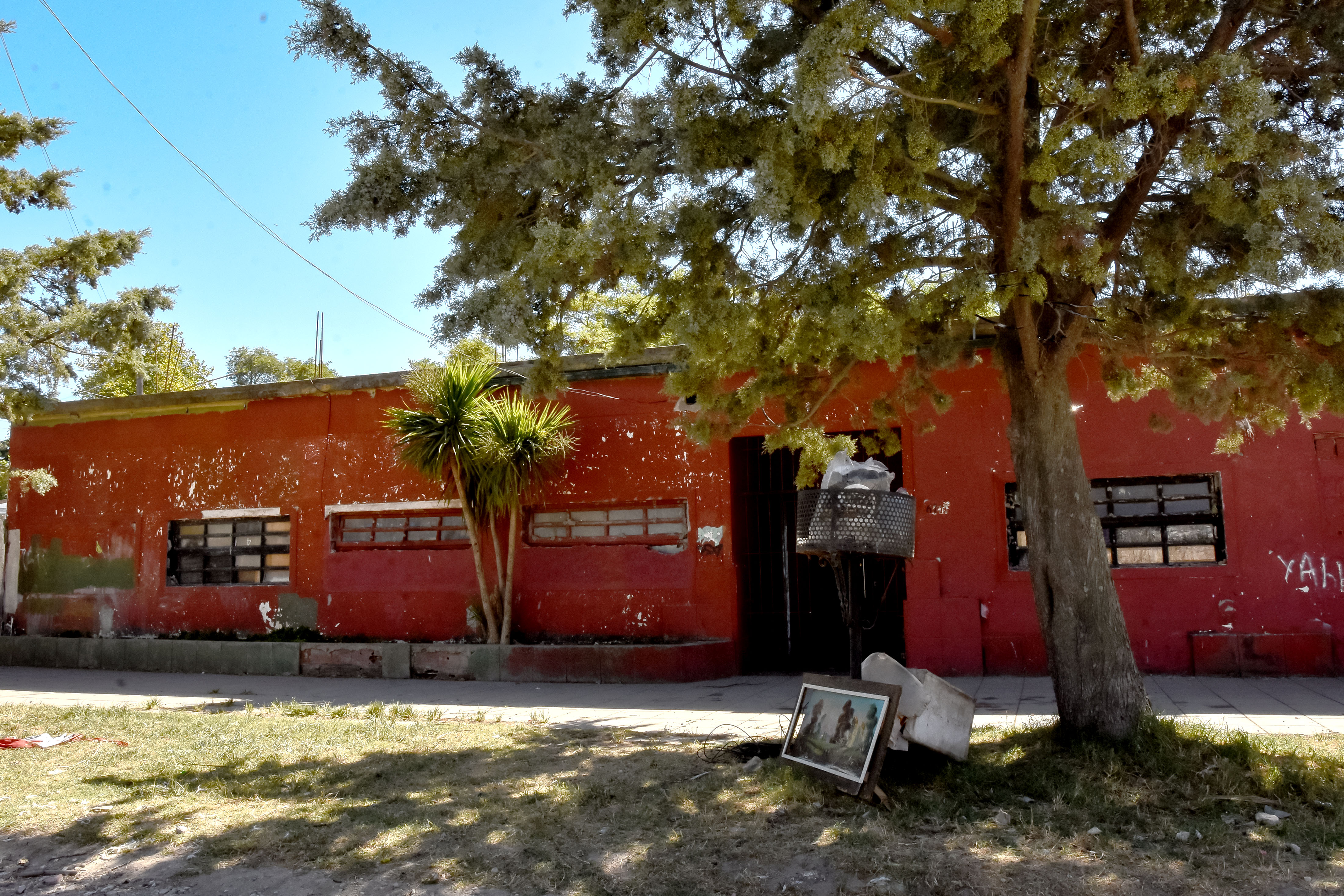 El jardín de infantes usurpado en el que vivía el delincuente se ubica en la esquina de Avellaneda y Nasser.