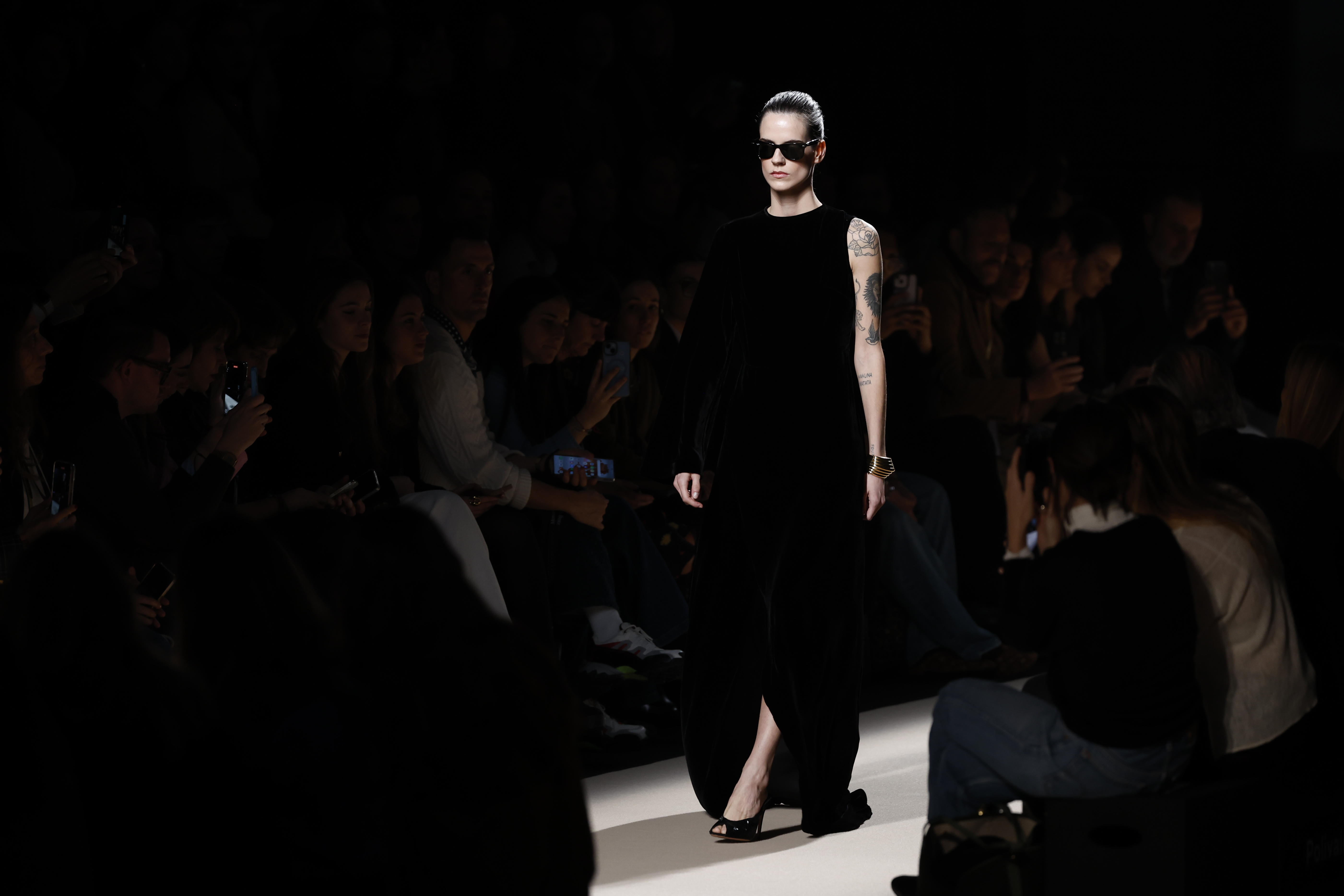 Una modelo luce un diseño de la nueva colección de Alex Rivière en la Semana de la Moda Mercedes Benz Fashion Week Madrid. Foto: EFE | Juanjo Martín.