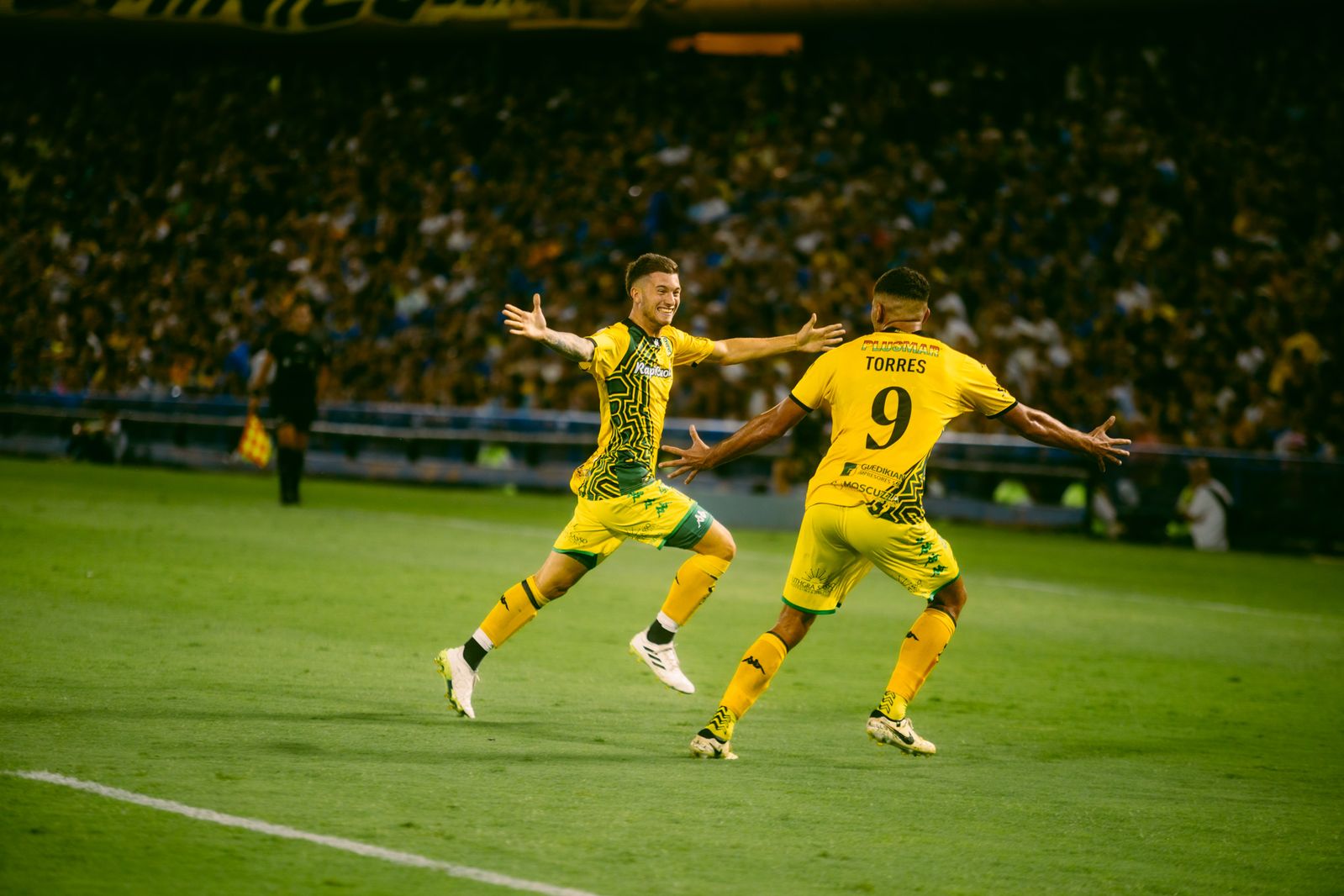 Tiago Serrago festeja su golazo ante Boca en La Bombonera (Foto Club Aldosivi)