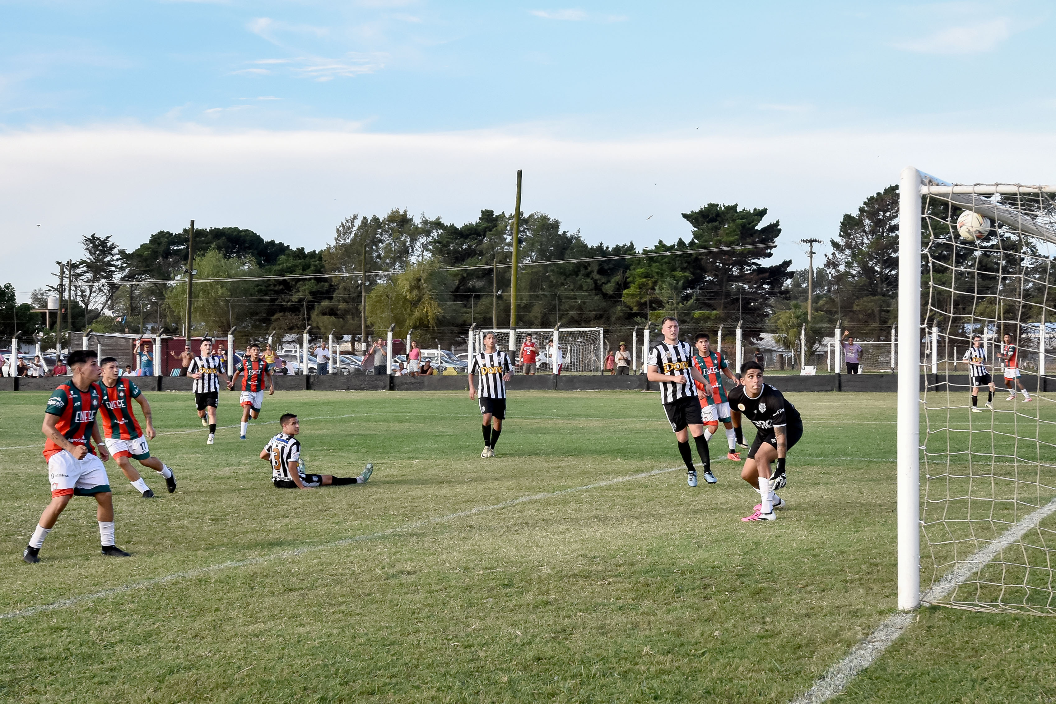 Leandro Piñeyro (17) lo palpita. Sebastián Nieto, arquero "decano", lo sufre. Fue el gol de la victoria otamendina (Foto Diego Romero).