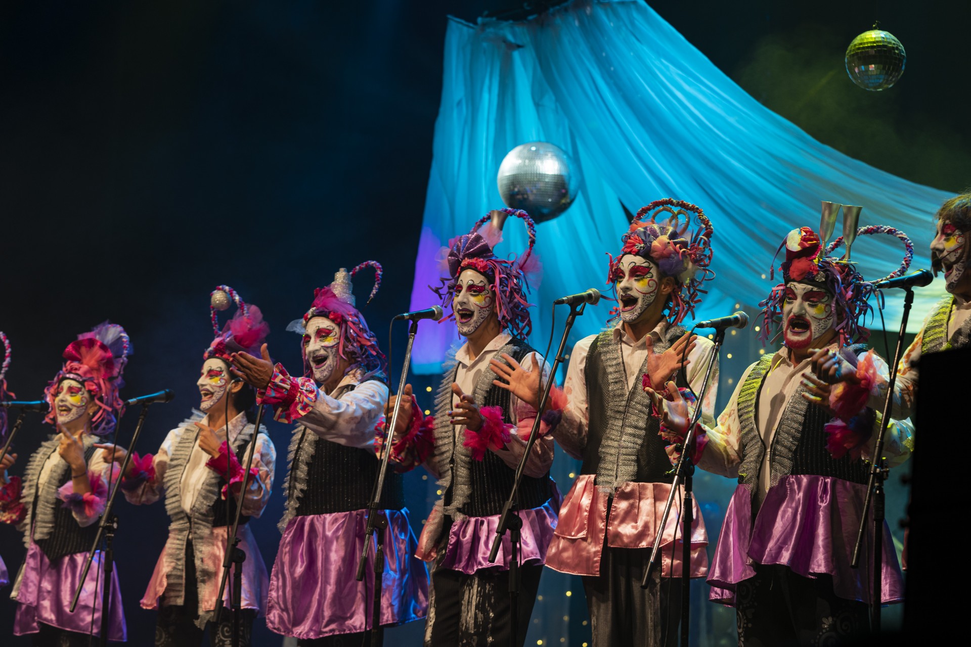 Los integrantes de Confusa Algarabía, una murga de estilo uruguayo que ensaya regularmente en la Biblioteca Juventud Moderna.