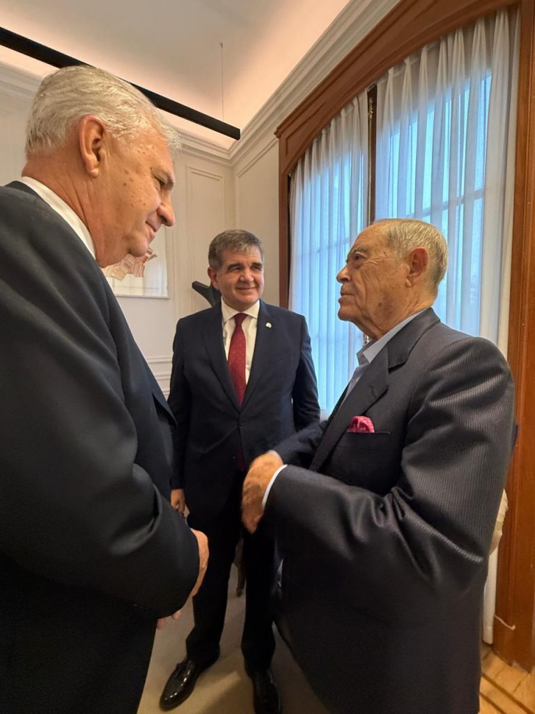 El embajador español en Argentina, Joaquín María de Arístegui Laborde, dialoga con el presidente de la Cámara Española de Comercio, Guillermo Ambrogi, y el empresario Florencio Aldrey.