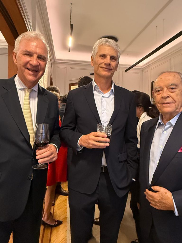 El presidente de la Cámara Española de Comercio, Guillermo Ambrogi; el presidente del Banco Santander en Argentina, Guillermo Tempesta Leeds, y el empresario Florencio Aldrey.