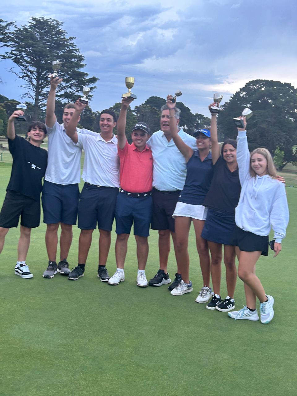 Los representantes de la escuela del Club Mar del Plata Golf Los Acantilados que ganaron premios.