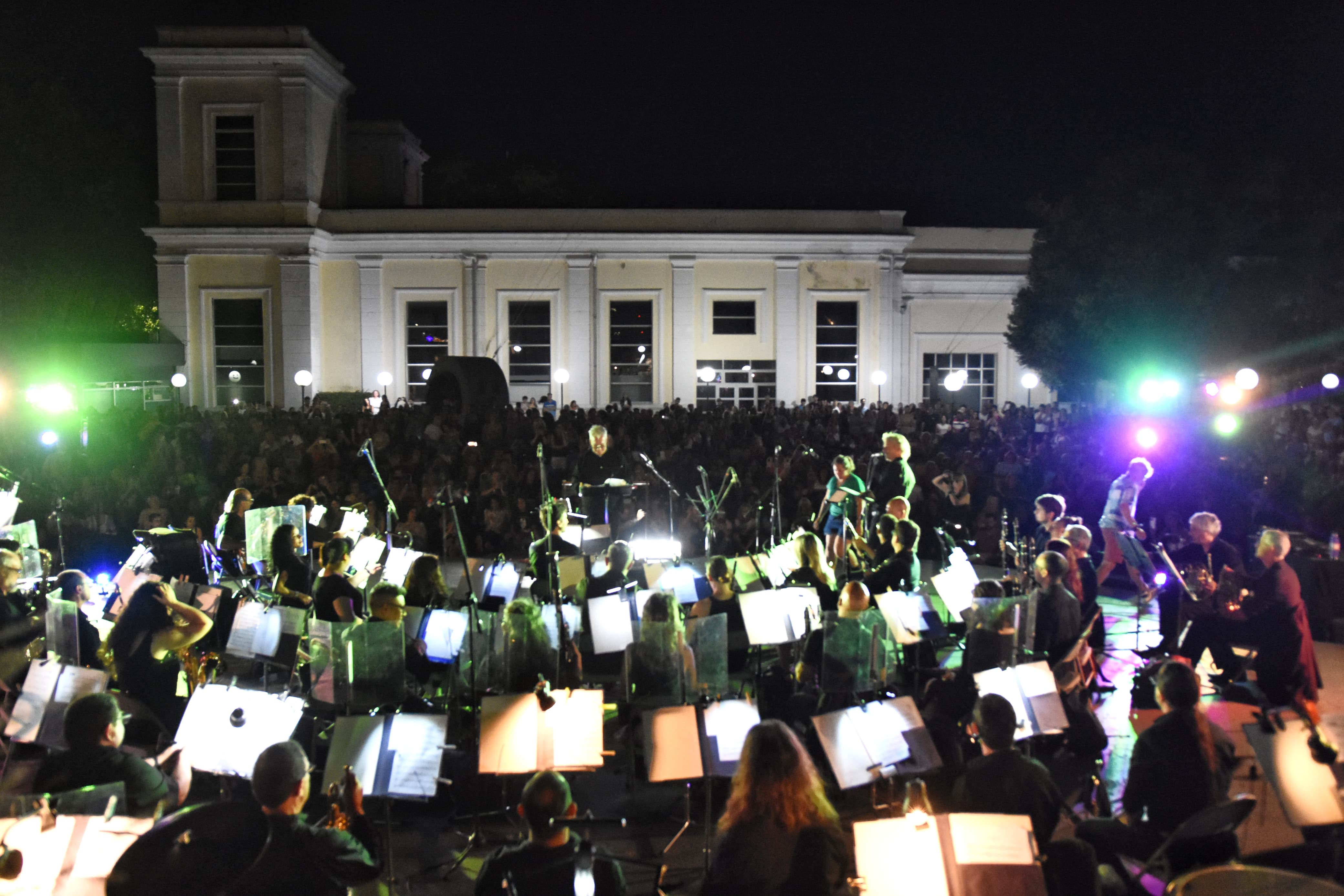 La Banda Sinfónica en la Plaza del Agua.