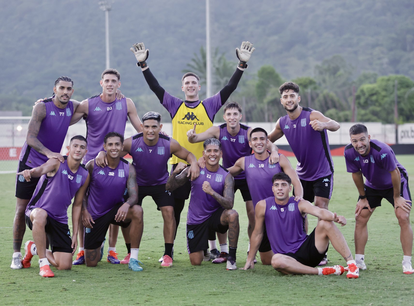 Parte del plantel de Racing durante el entrenamiento de este miércoles en Río de Janeiro (Foto prensa club Racing)