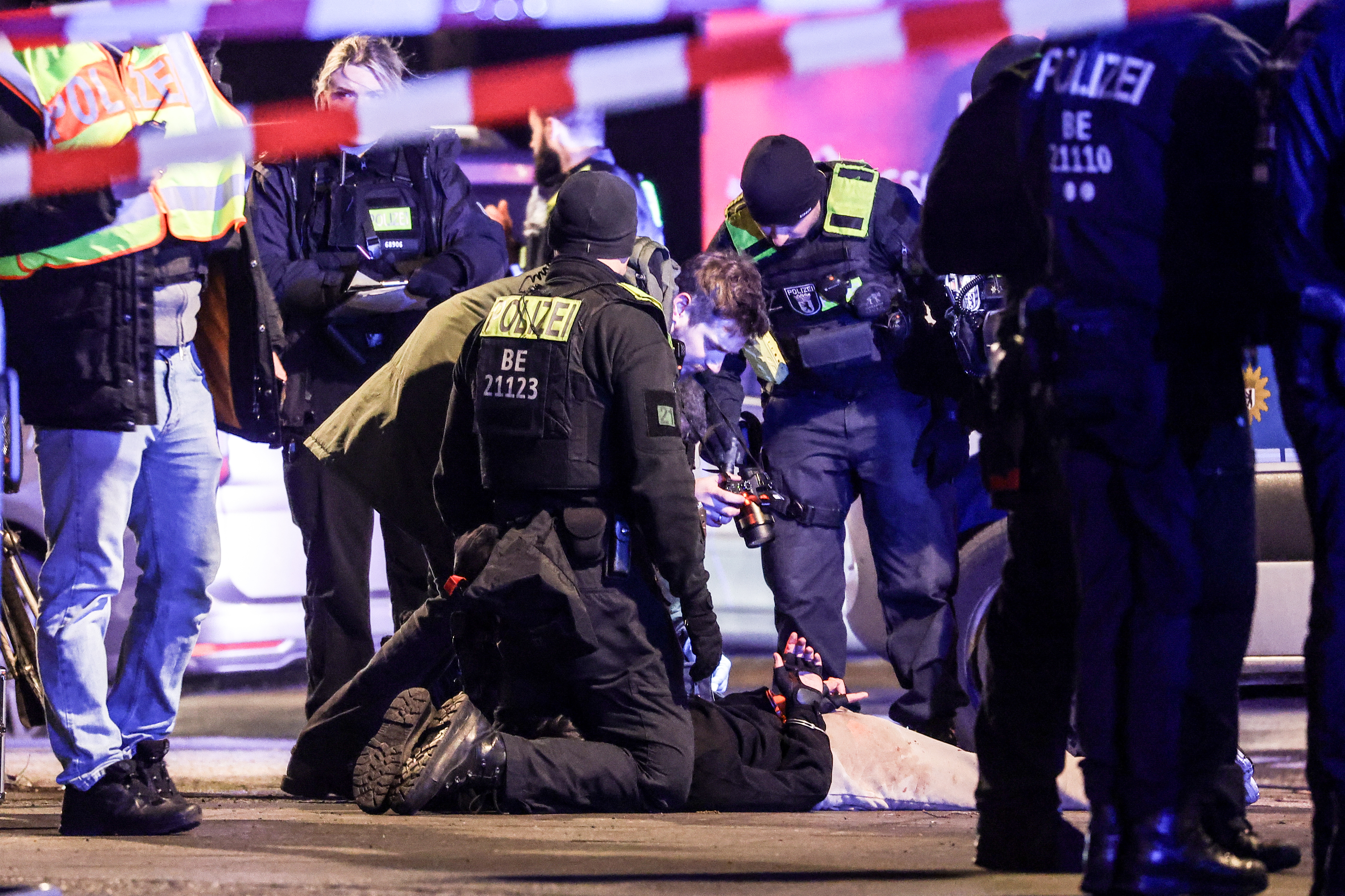 Agentes de policía detienen al joven sirio cerca del Memorial del Holocausto en Berlín. Foto: EFE | EPA | Christophe R Neundorf.