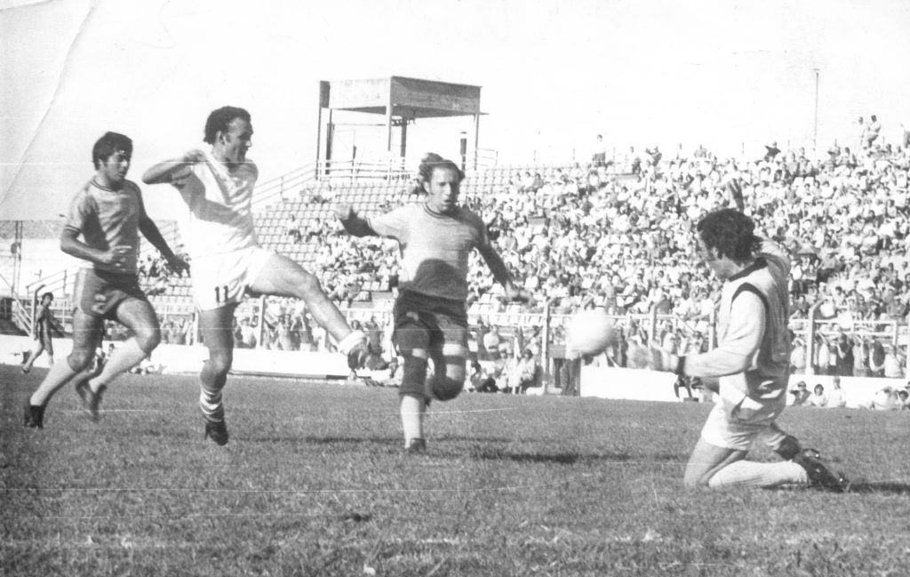 Carlos Miori define para anotar su segundo gol ante Aldosivi en aquel arranque del Kimberley de 1974.