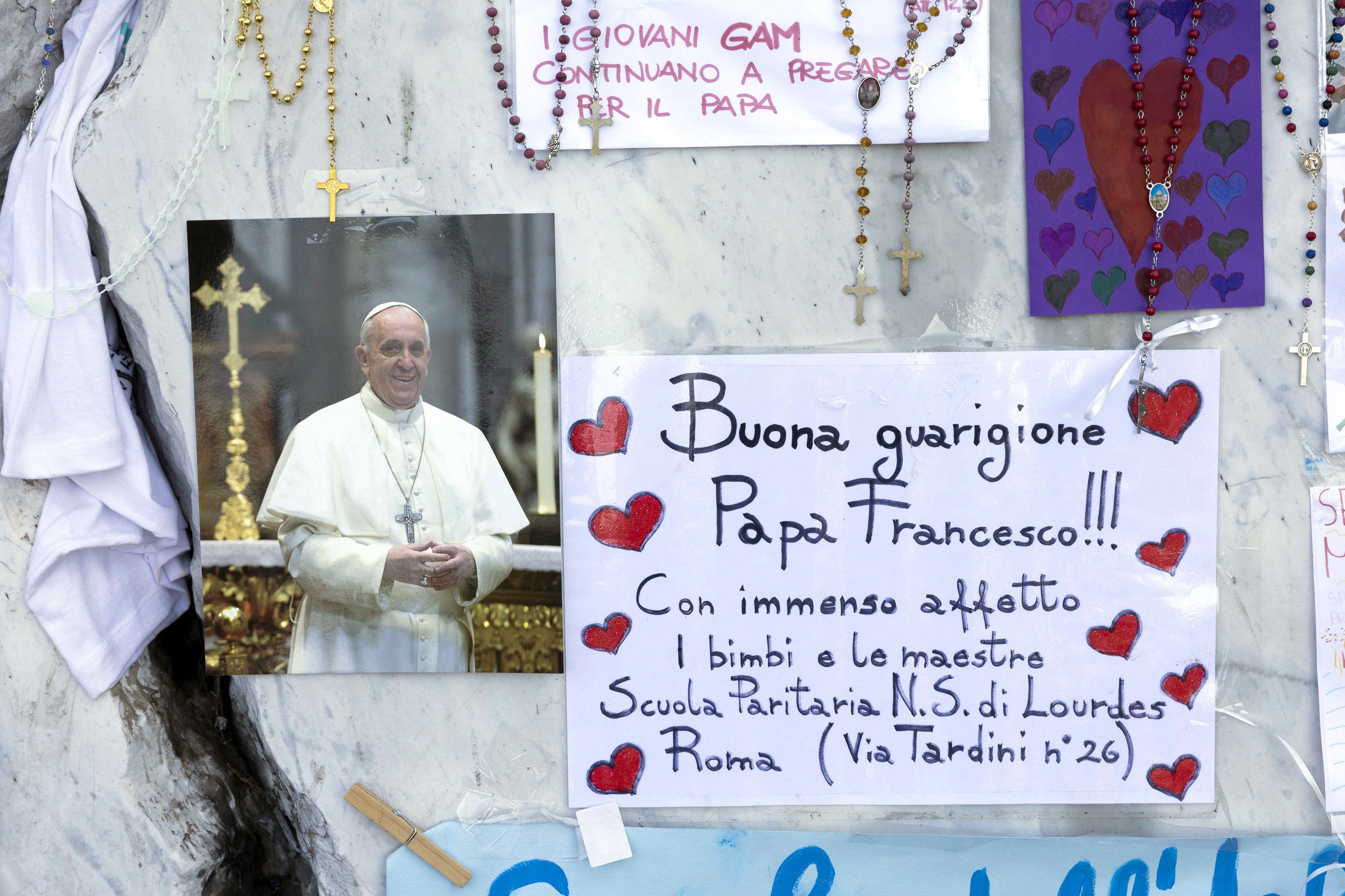 Mensajes de apoyo a Francisco, en Roma. Foto: EFE | EPA | Massimo Percossi.