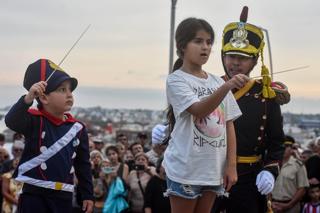 Los granaderos sumaron a niños del público en su presentación.