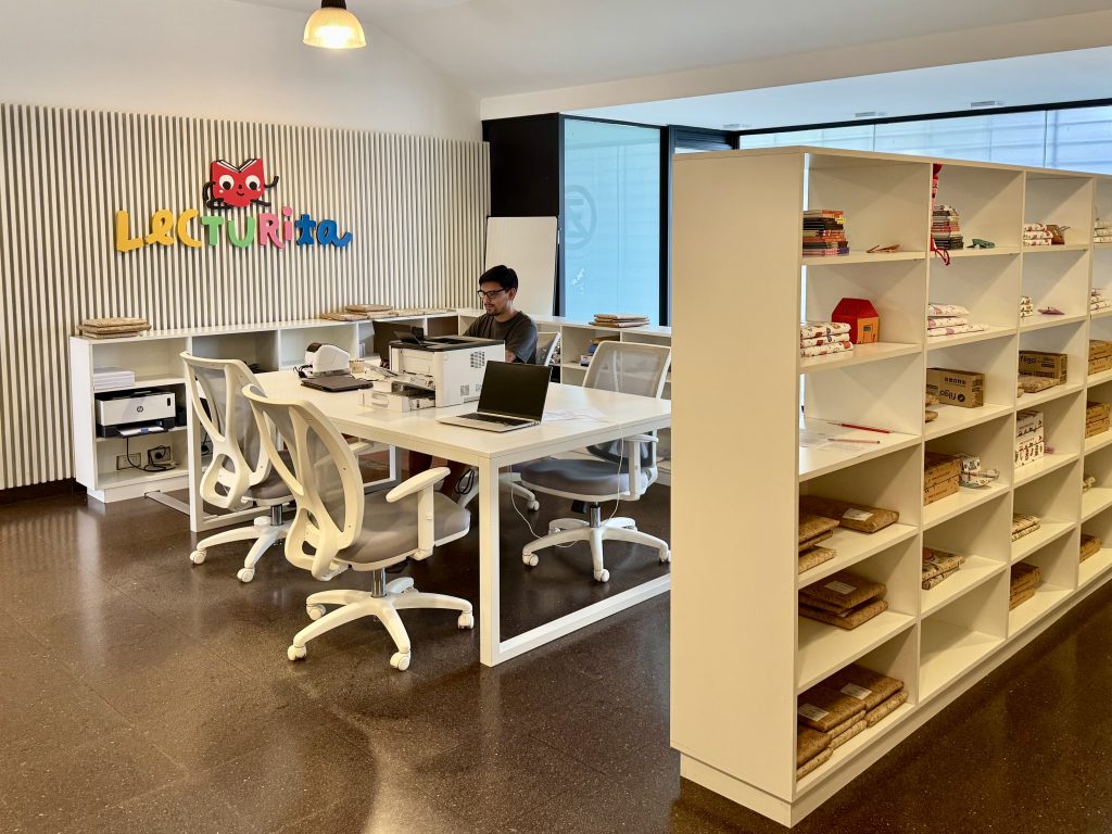 La oficina de Lecturita, desde donde se crean los libros que salen de Mar del Plata al mundo.