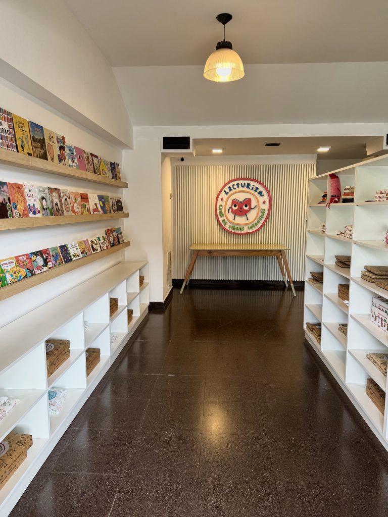 La oficina de Lecturita, desde donde se crean los libros que salen de Mar del Plata al mundo.